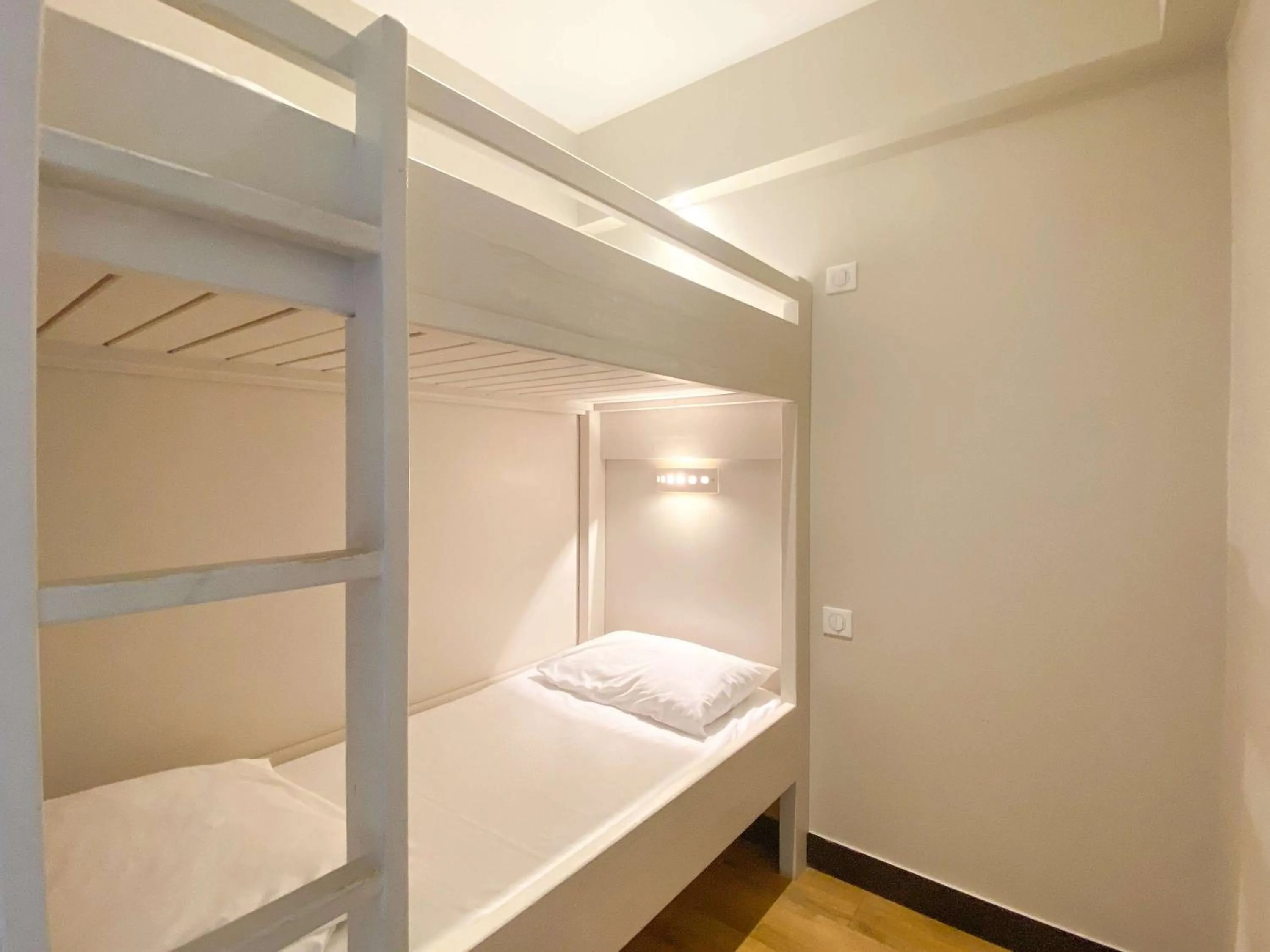 Bedroom, Bed in Best Western Le Cheval Blanc -Vue sur le port-plein centre ville