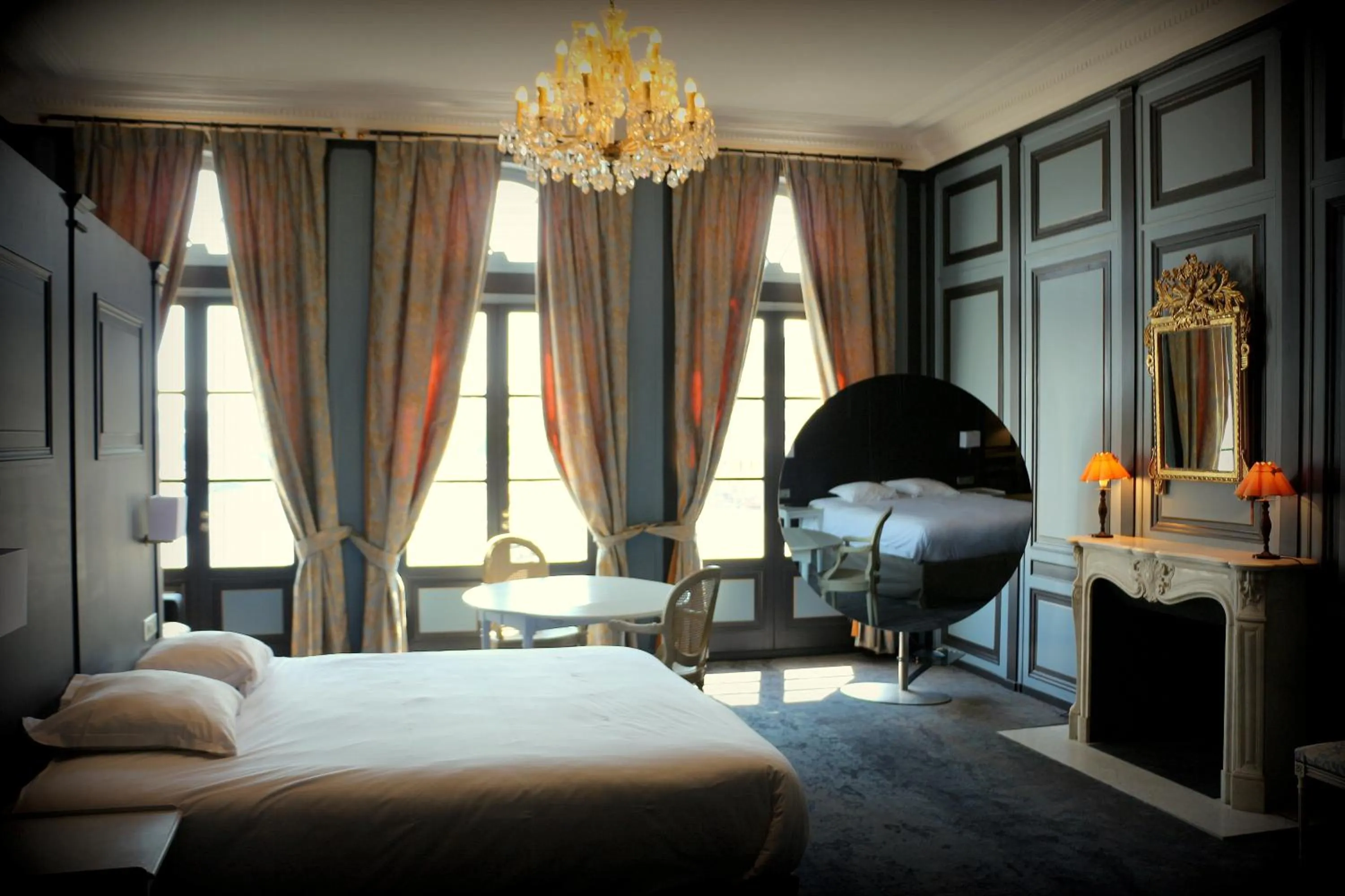 Photo of the whole room, Bed in Best Western Le Cheval Blanc -Vue sur le port-plein centre ville