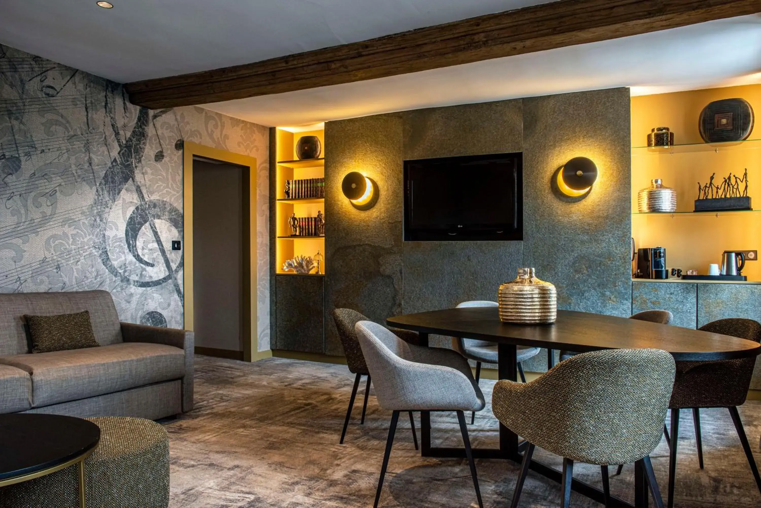 Bedroom in Best Western Le Cheval Blanc -Vue sur le port-plein centre ville Bedroom in Best Western Le Cheval Blanc -Vue sur le port-plein centre ville