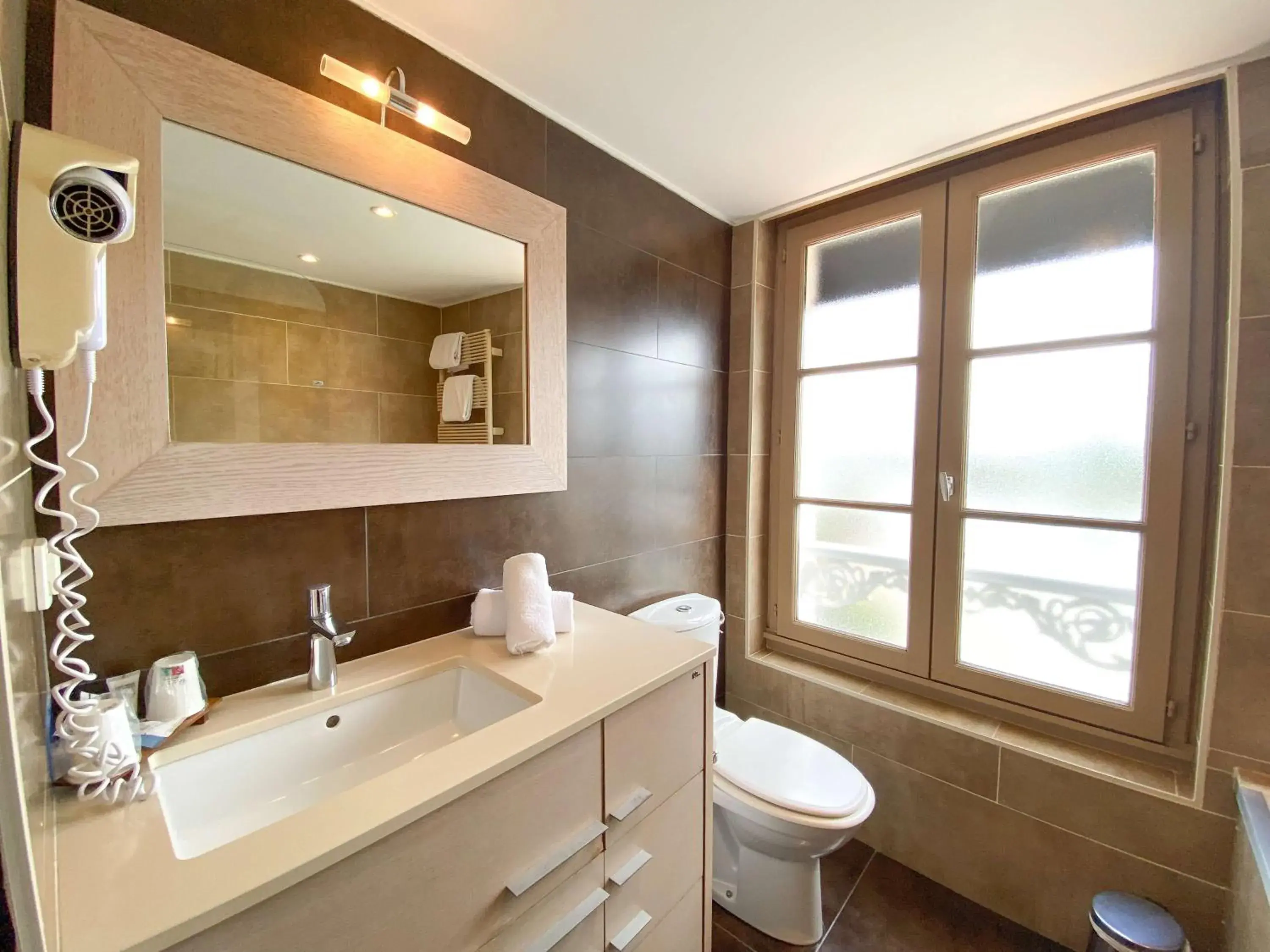 Bedroom in Best Western Le Cheval Blanc -Vue sur le port-plein centre ville Bedroom in Best Western Le Cheval Blanc -Vue sur le port-plein centre ville