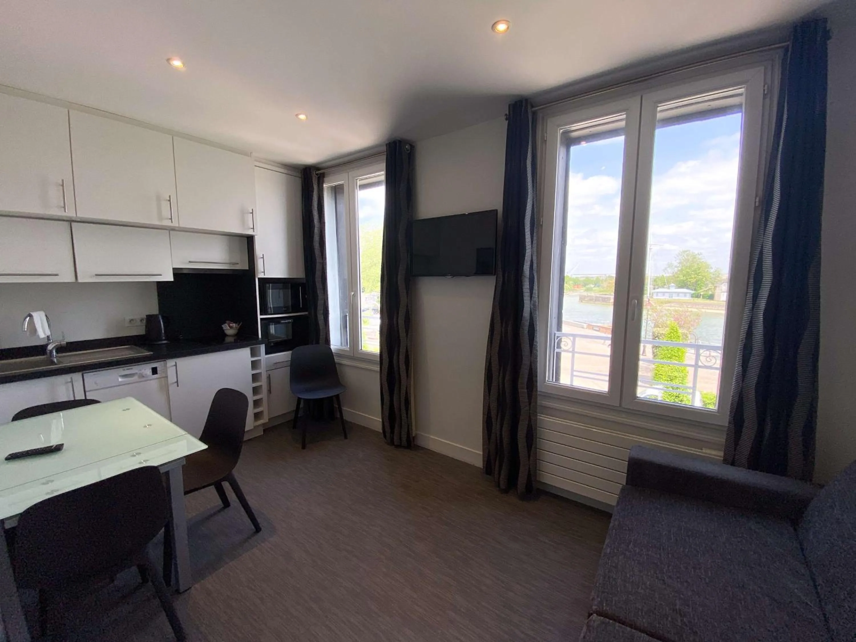 Kitchen or kitchenette in Best Western Le Cheval Blanc -Vue sur le port-plein centre ville