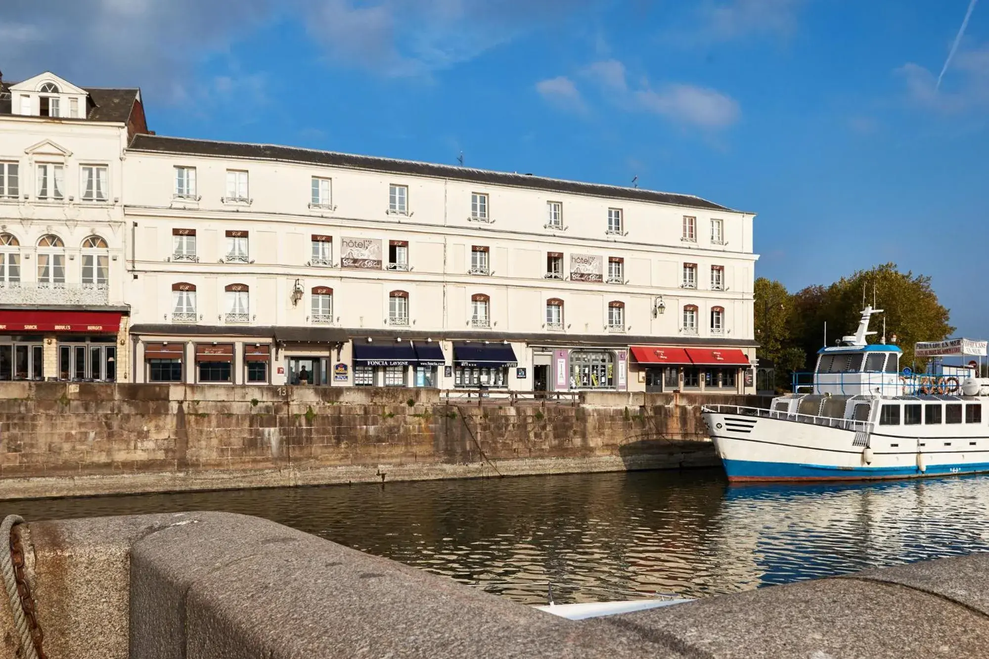 Property building in Best Western Le Cheval Blanc -Vue sur le port-plein centre ville Property building in Best Western Le Cheval Blanc -Vue sur le port-plein centre ville