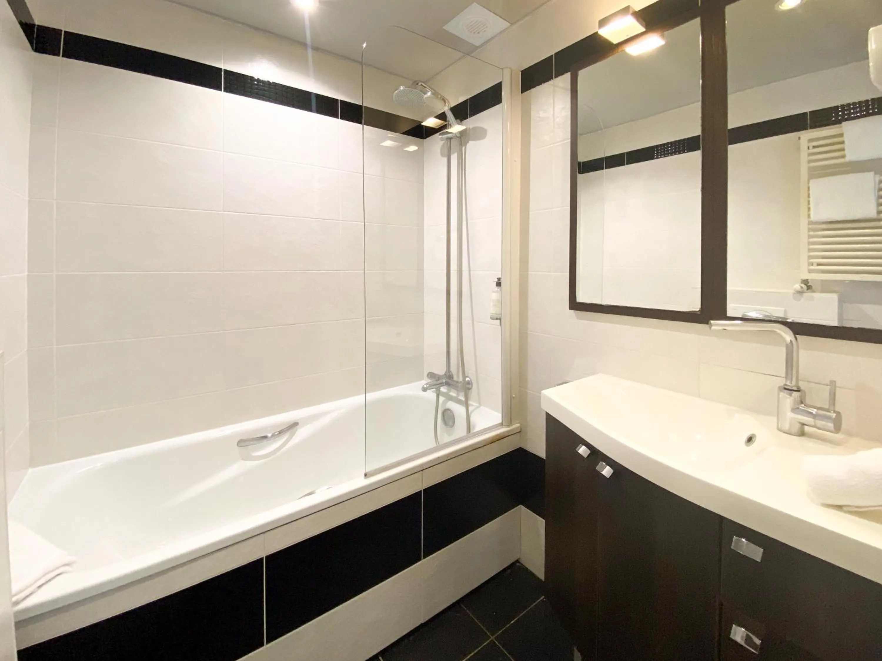 Bathroom in Best Western Le Cheval Blanc -Vue sur le port-plein centre ville