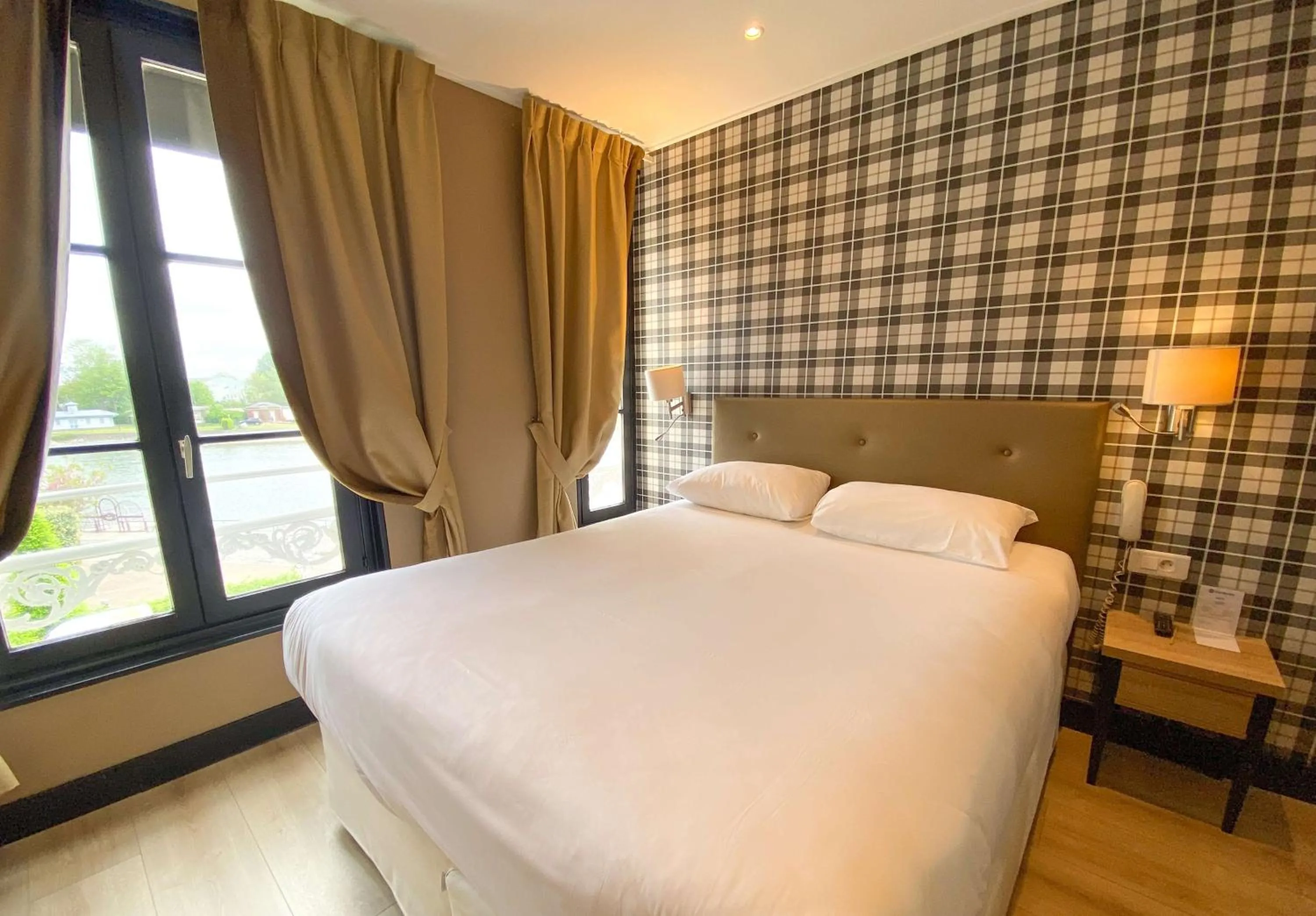 Bedroom, Bed in Best Western Le Cheval Blanc -Vue sur le port-plein centre ville