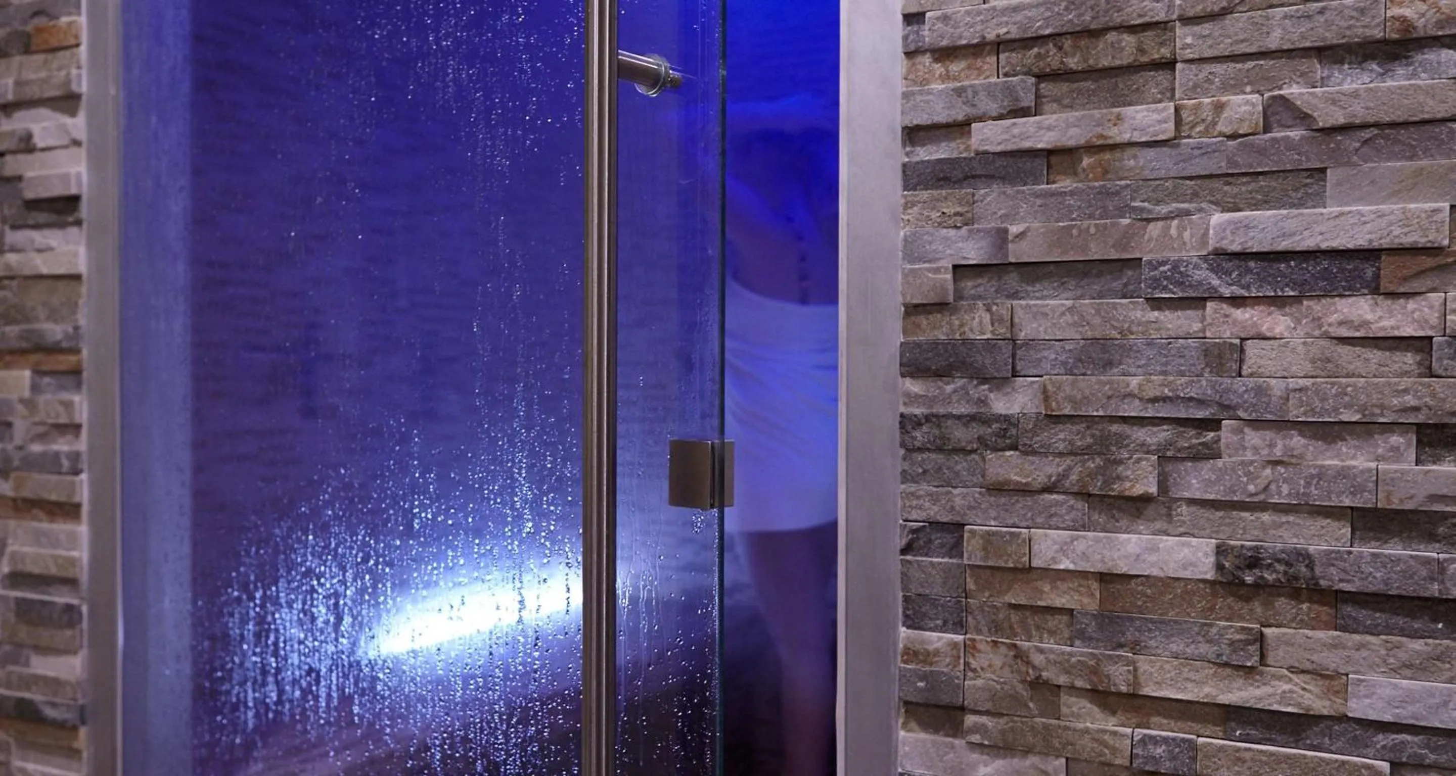 Spa and wellness centre/facilities in Best Western Le Cheval Blanc -Vue sur le port-plein centre ville