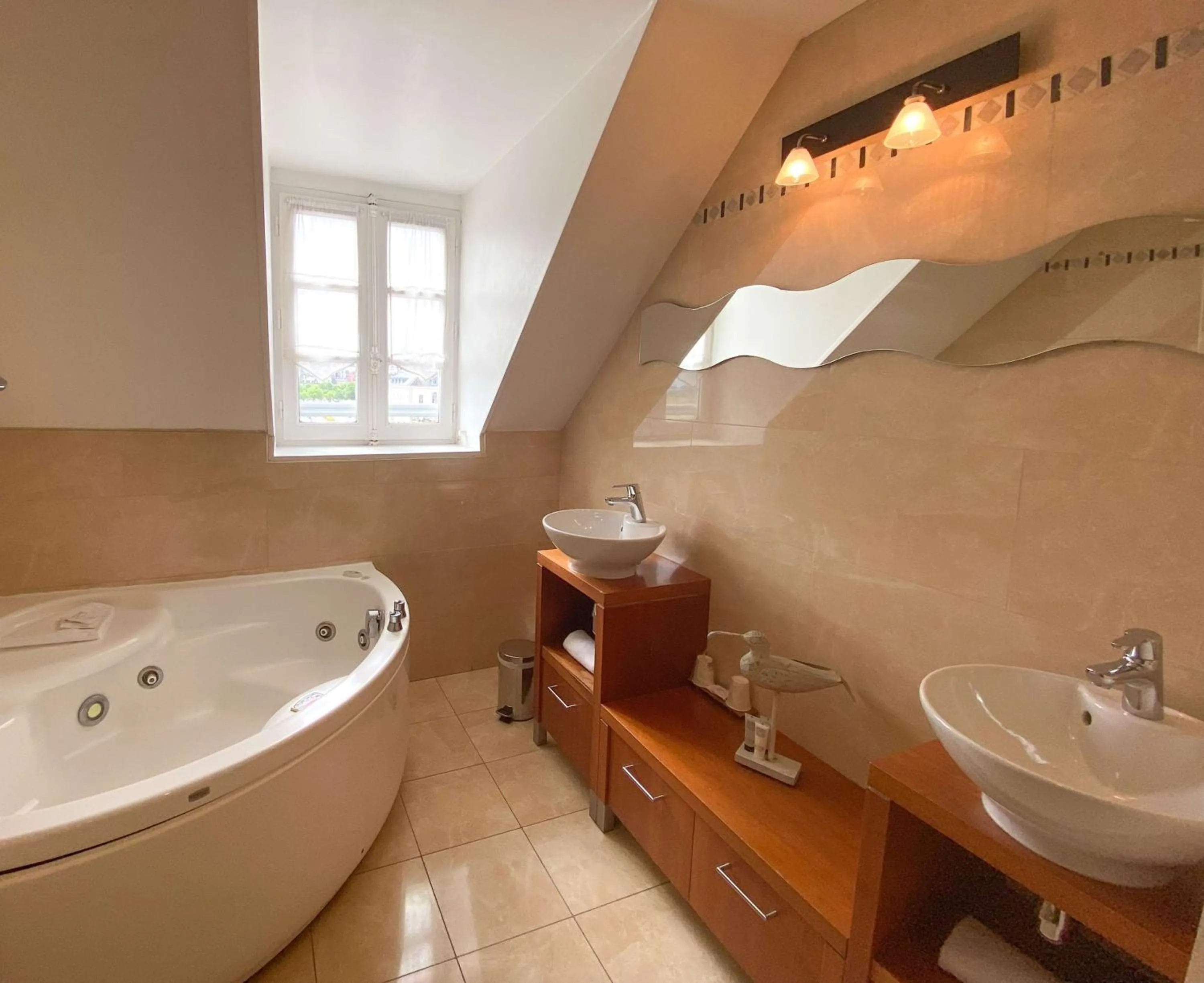 Bedroom in Best Western Le Cheval Blanc -Vue sur le port-plein centre ville