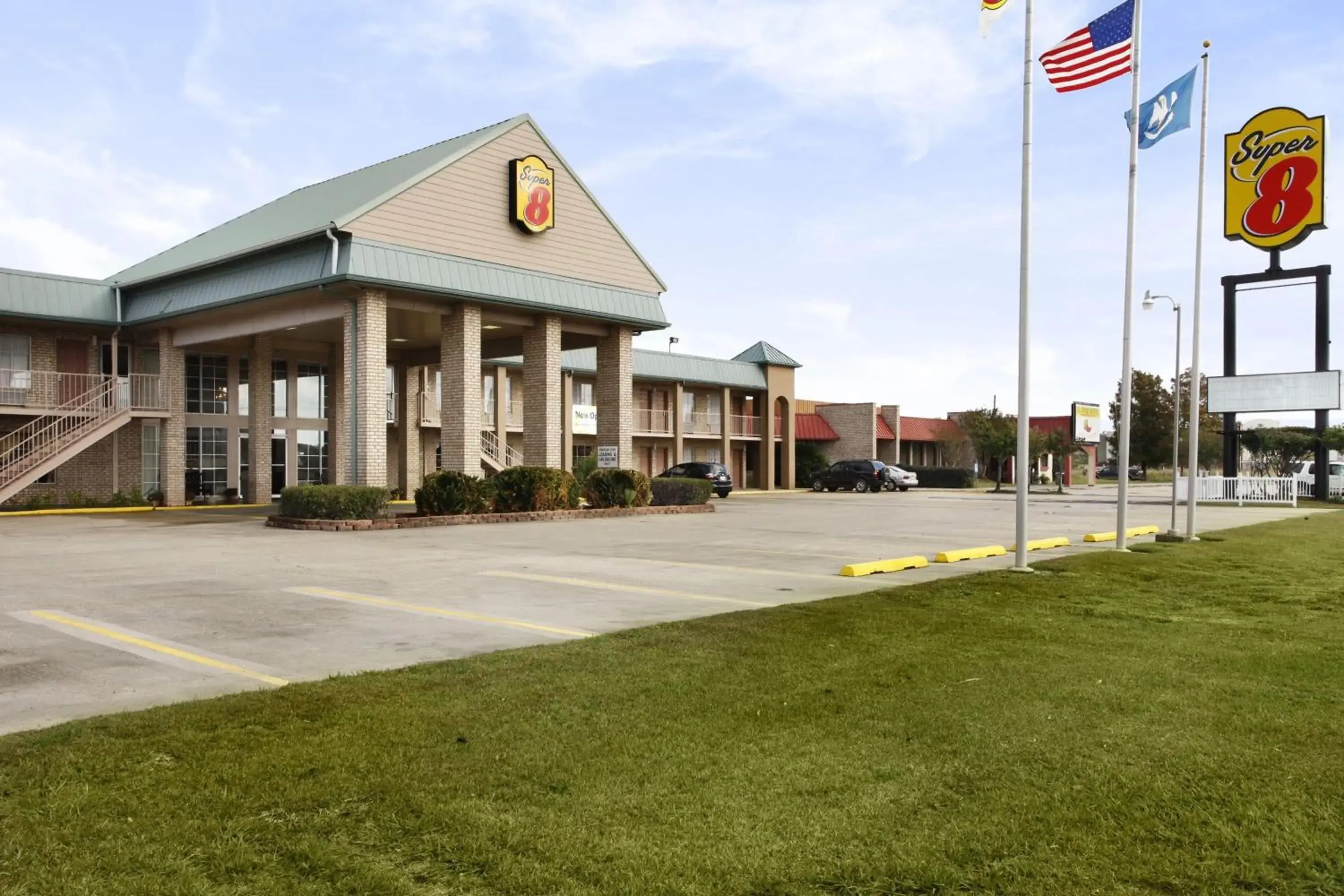 Property building in Super 8 by Wyndham New Iberia Property building in Super 8 by Wyndham New Iberia