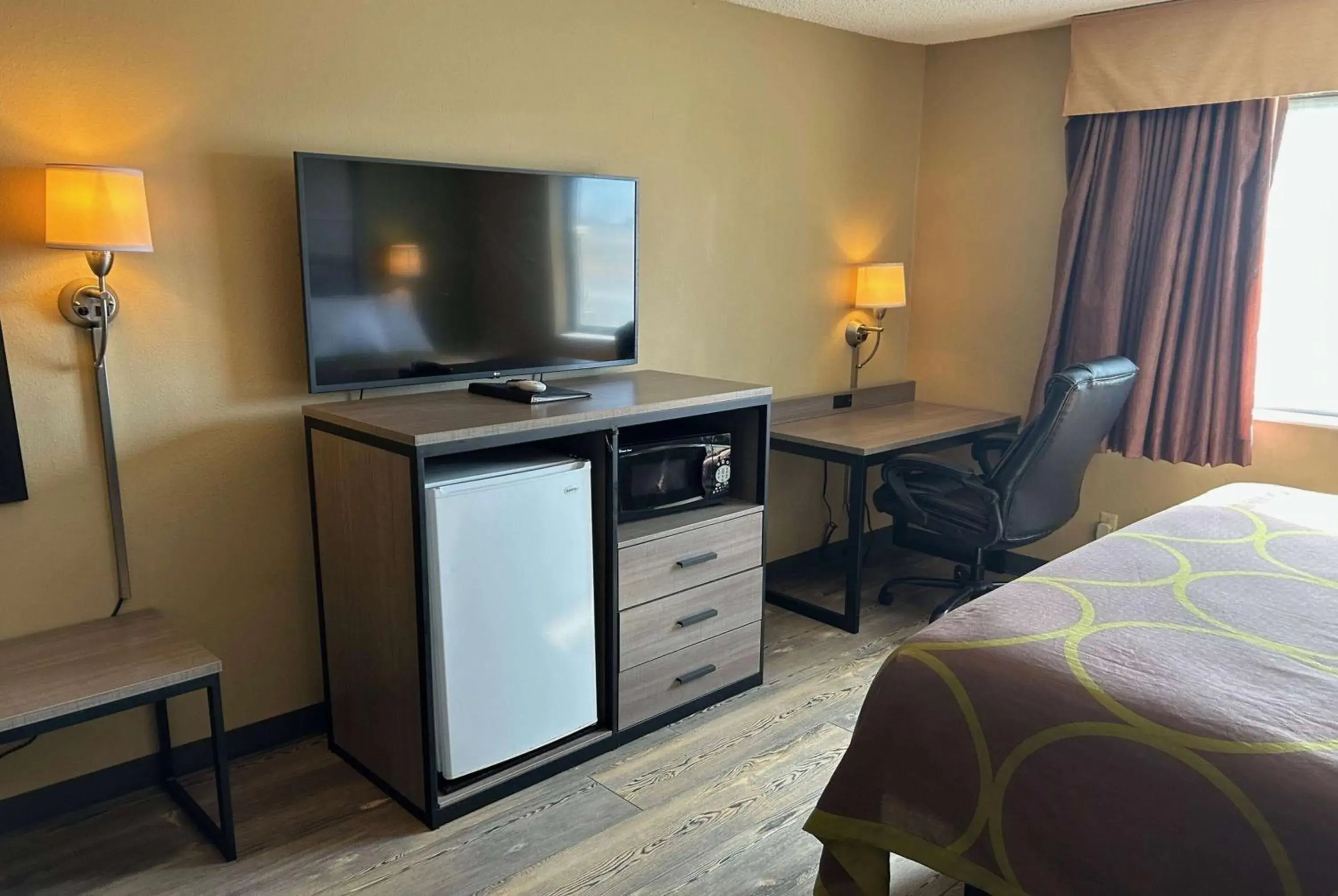 Photo of the whole room, Bed in Super 8 by Wyndham Perry IA Photo of the whole room, Bed in Super 8 by Wyndham Perry IA