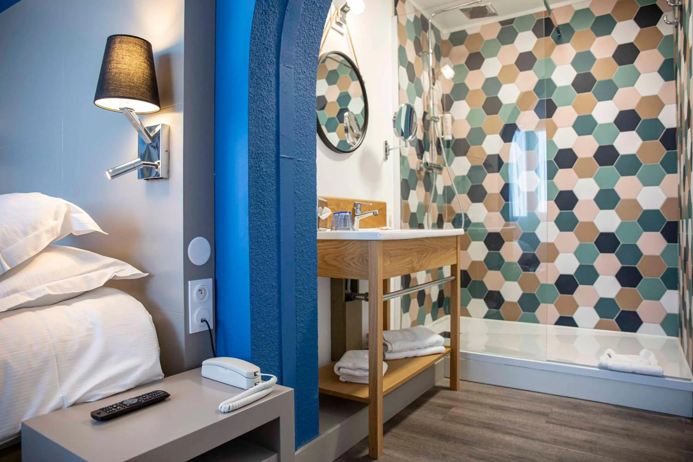 Bathroom, Bed in Hotel Port Marine