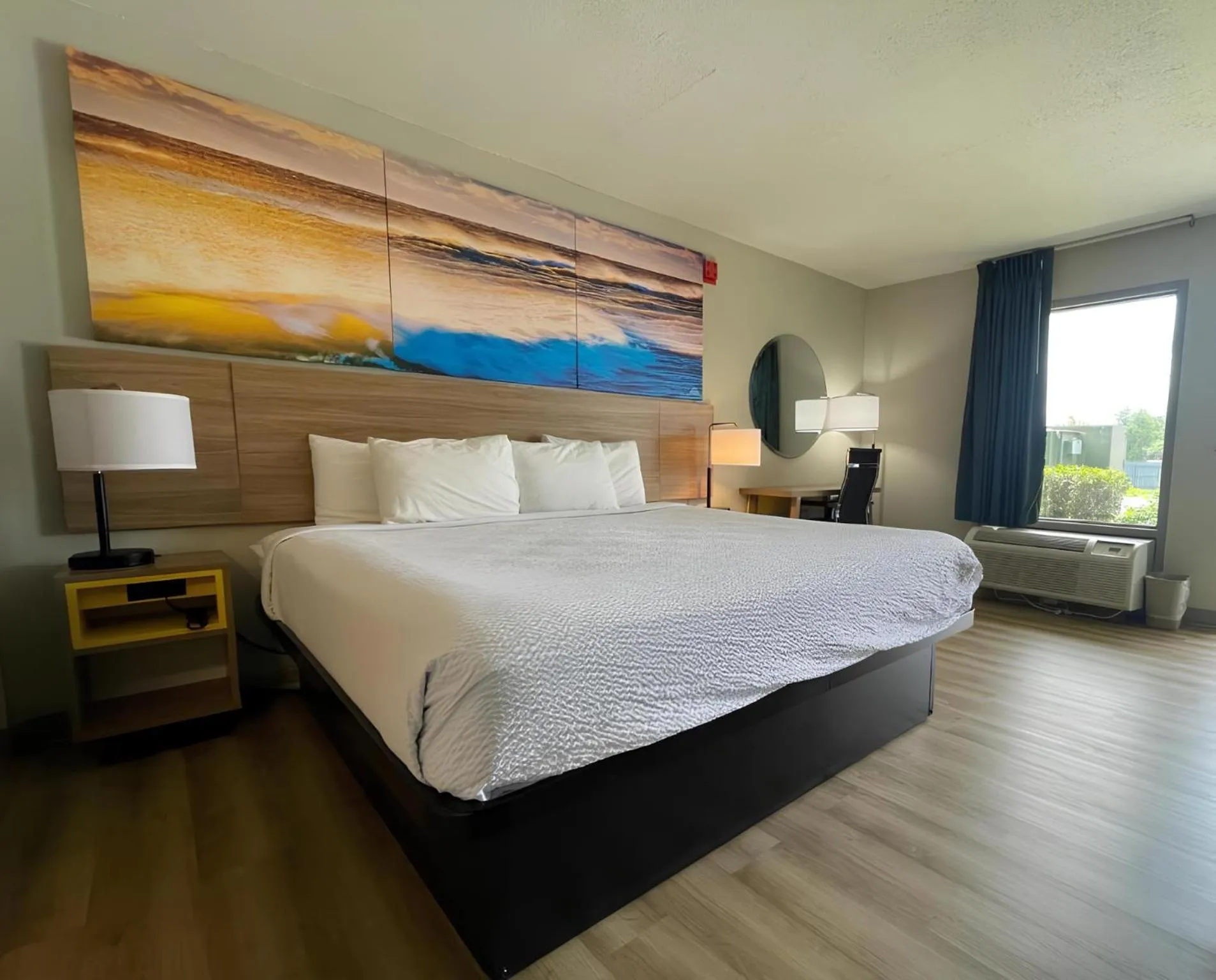 Photo of the whole room, Bed in Days Inn by Wyndham Lake Park/Valdosta