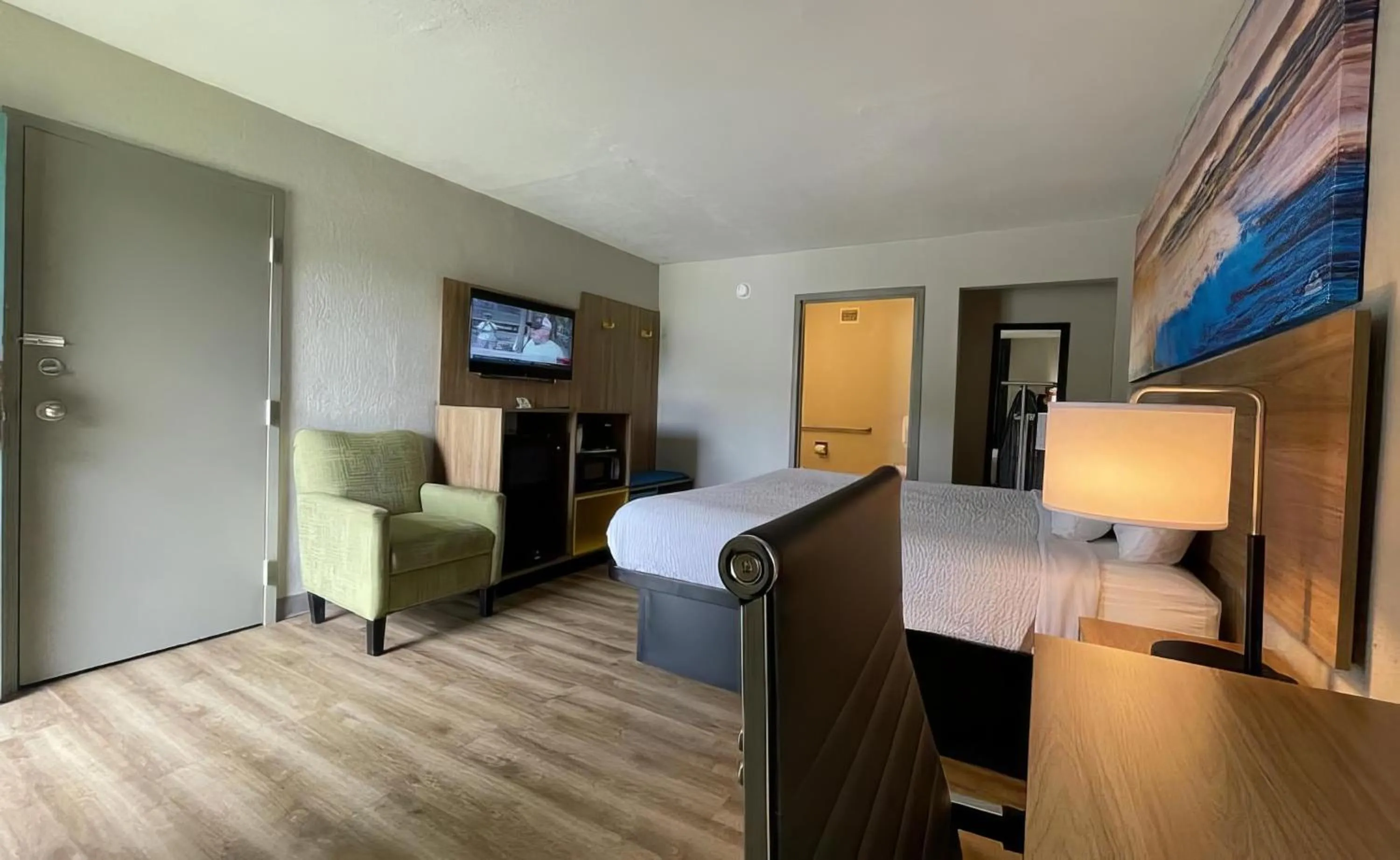 Photo of the whole room, Bed in Days Inn by Wyndham Lake Park/Valdosta