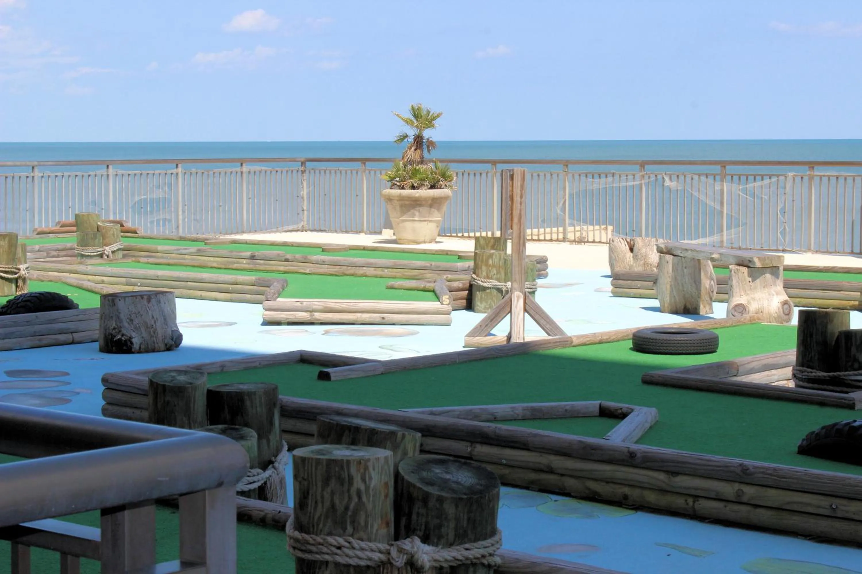 Minigolf in Beach Daze Oceanfront Great Location