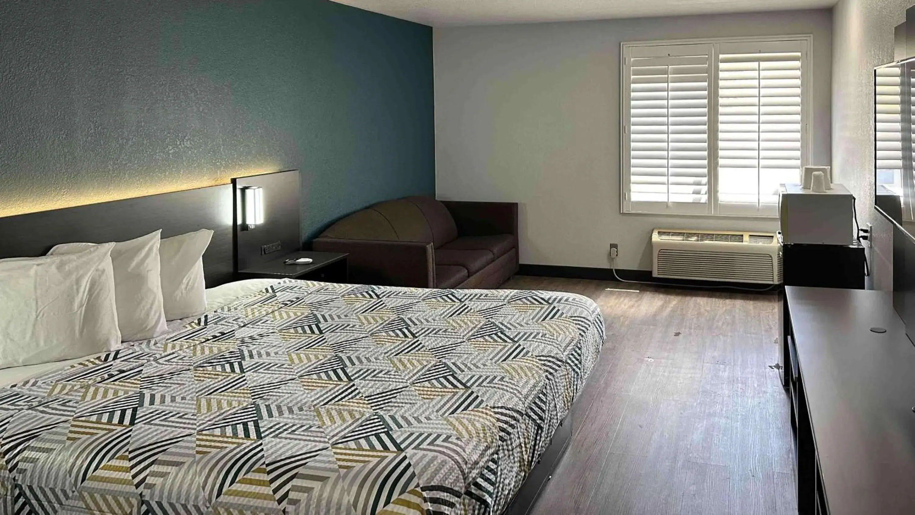 Bedroom, Bed in Motel 6-Lebec, CA Bedroom, Bed in Motel 6-Lebec, CA