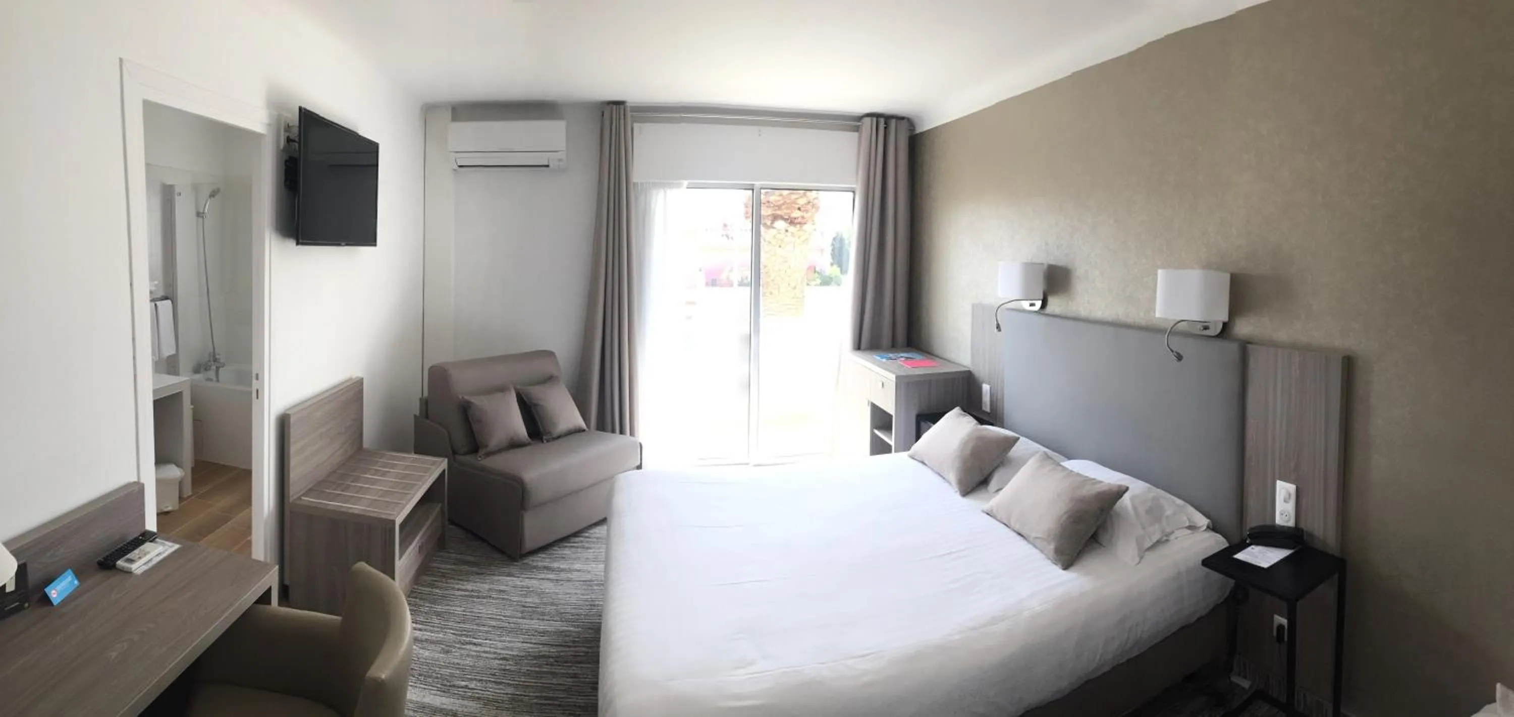 Bedroom, Bed in Le Galion Hotel et Restaurant Canet Plage - Logis