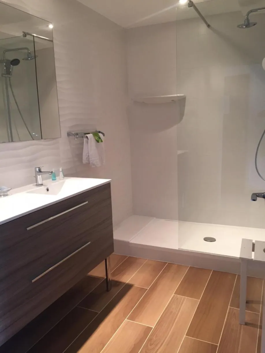 Bathroom in Le Galion Hotel et Restaurant Canet Plage - Logis