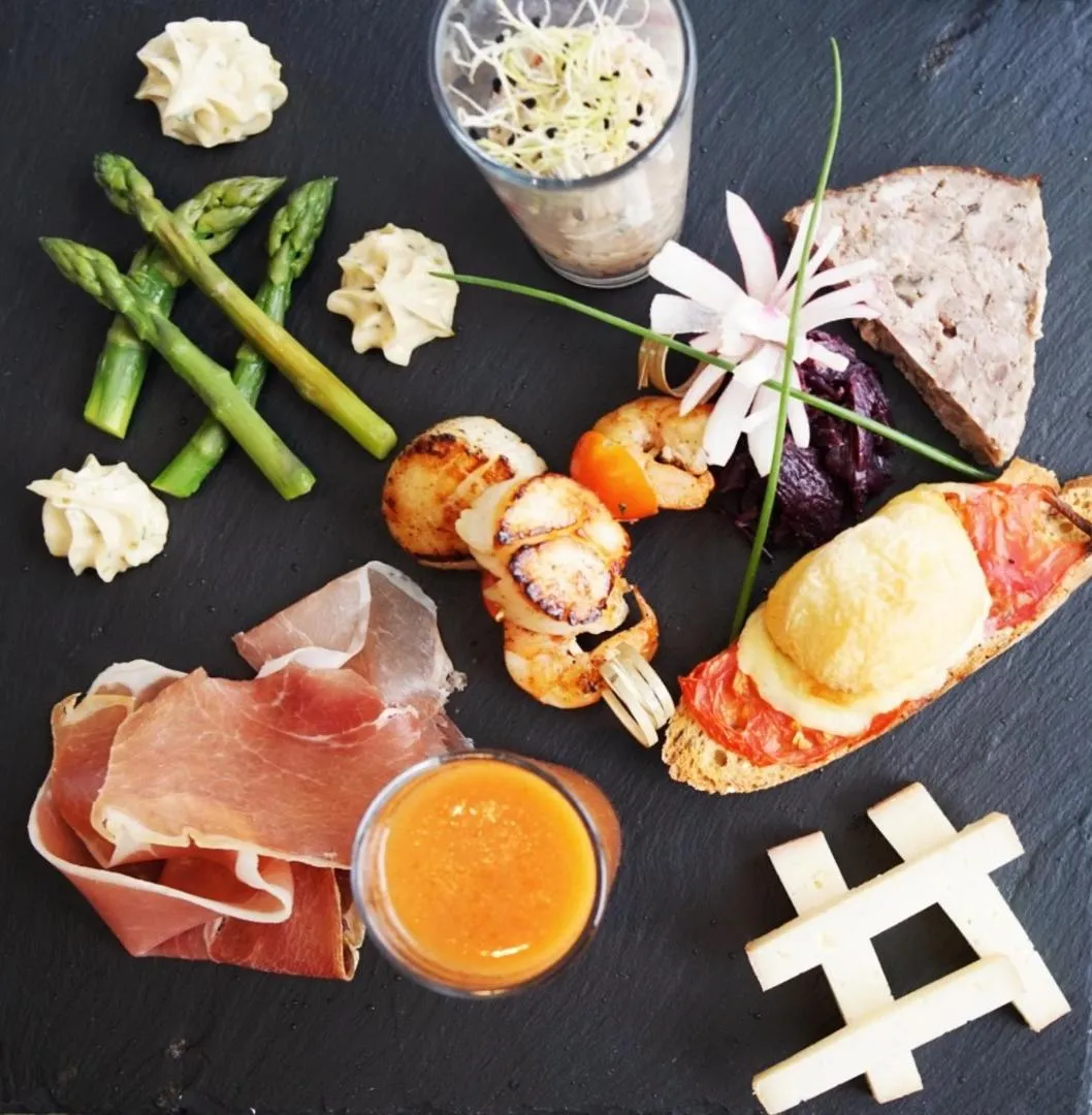 Food and drinks in Le Galion Hotel et Restaurant Canet Plage - Logis