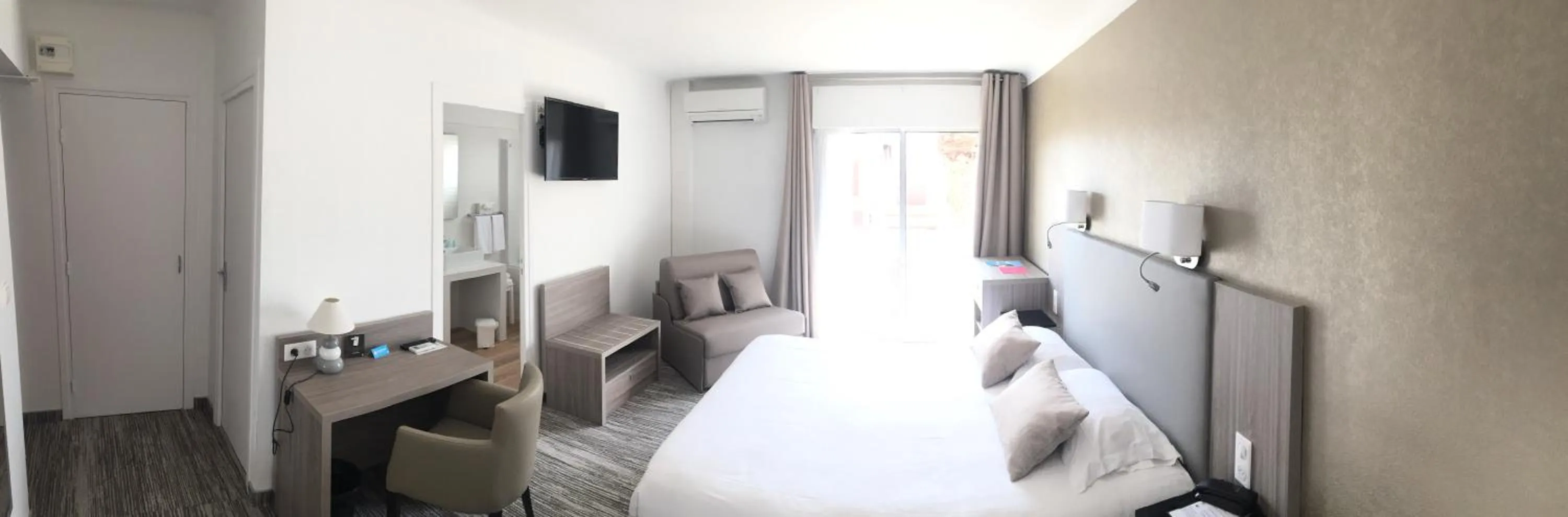 Bedroom, Bed in Le Galion Hotel et Restaurant Canet Plage - Logis