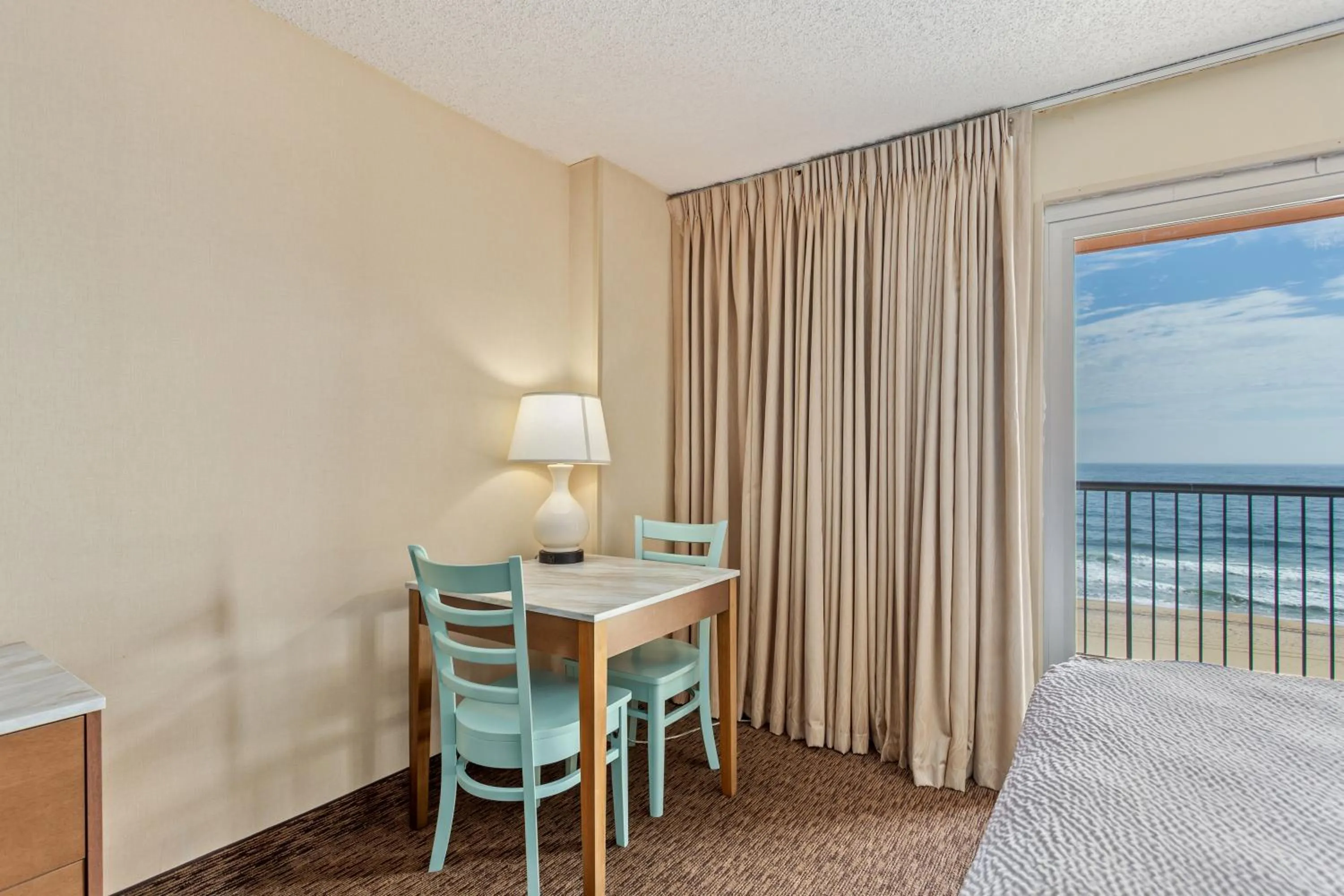 Dining area, Bed in Americana Hotel Boardwalk