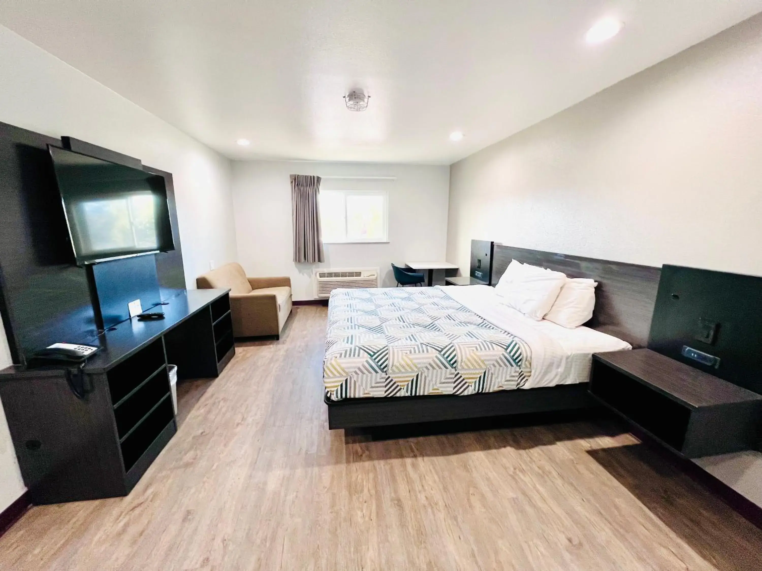 Living room, Bed in Motel 6 Bullhead City, Az - Laughlin Living room, Bed in Motel 6 Bullhead City, Az - Laughlin