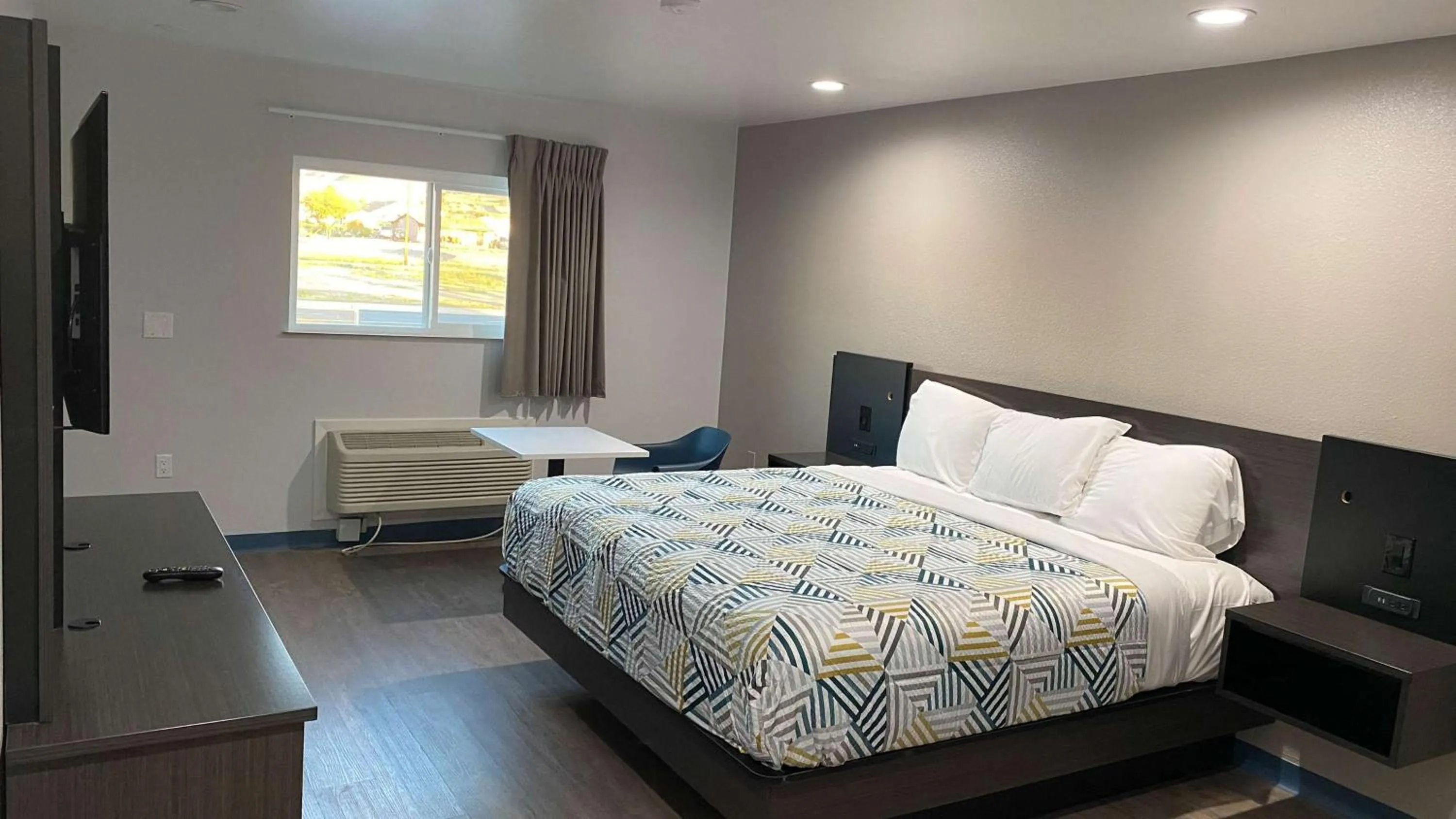 Photo of the whole room, Bed in Motel 6 Bullhead City, Az - Laughlin