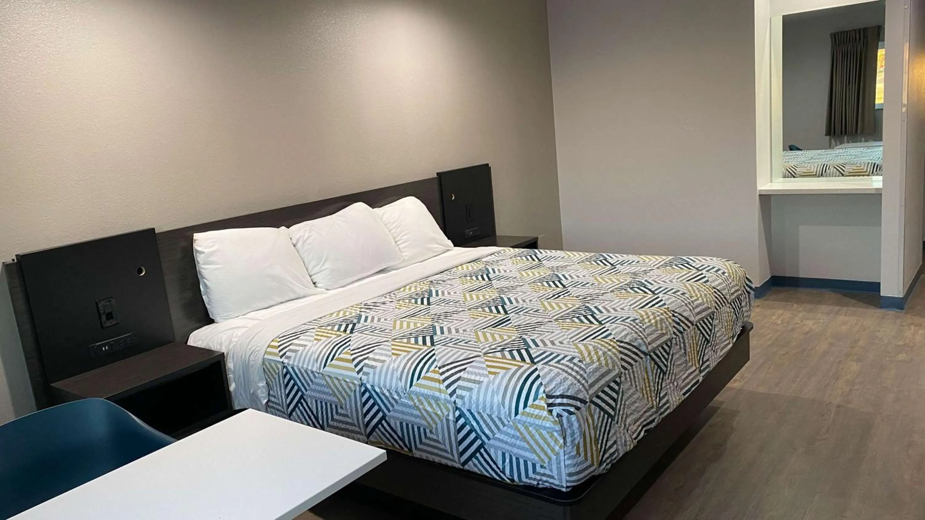 Photo of the whole room, Bed in Motel 6 Bullhead City, Az - Laughlin