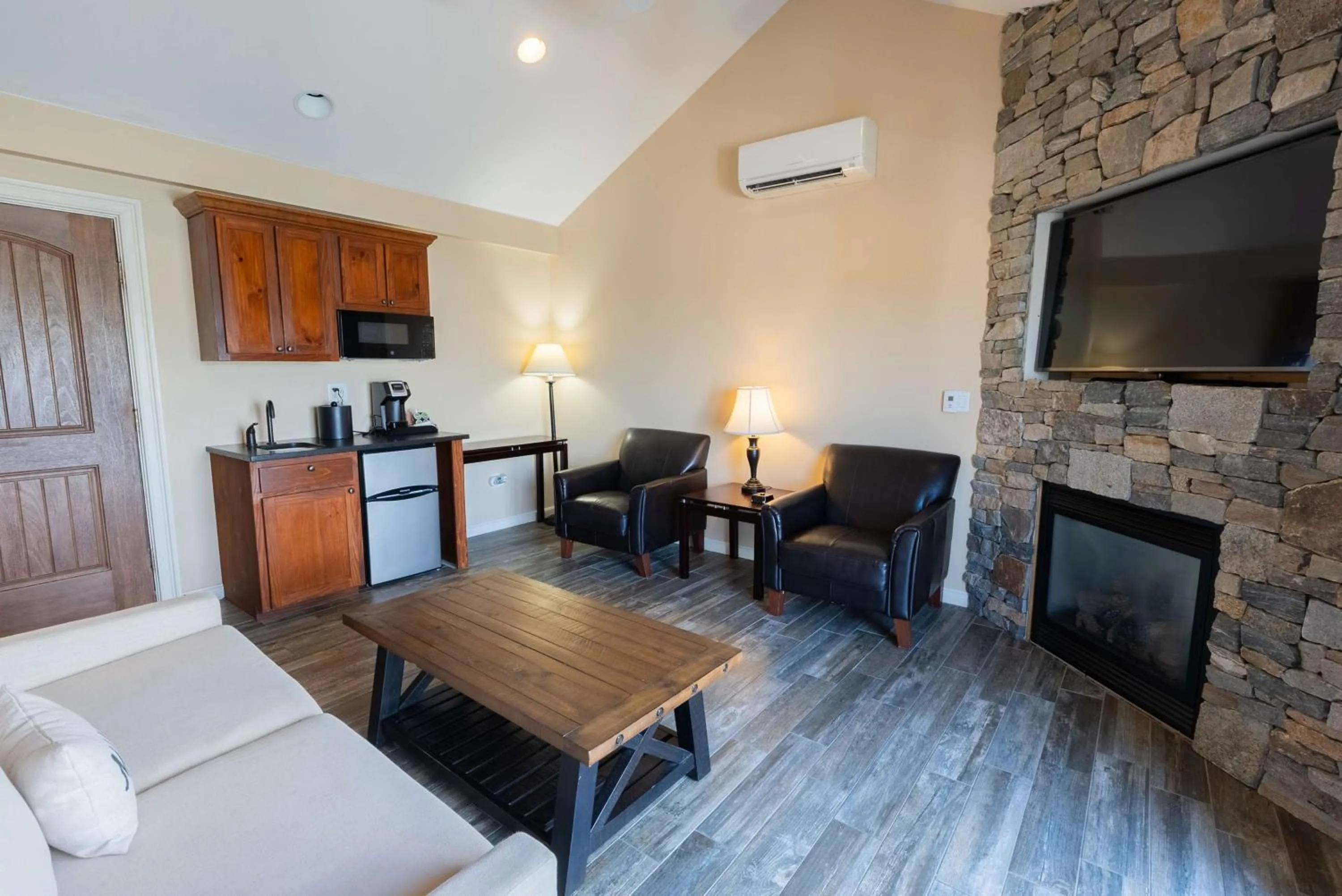 Photo of the whole room in Norseman Resort on the Beach