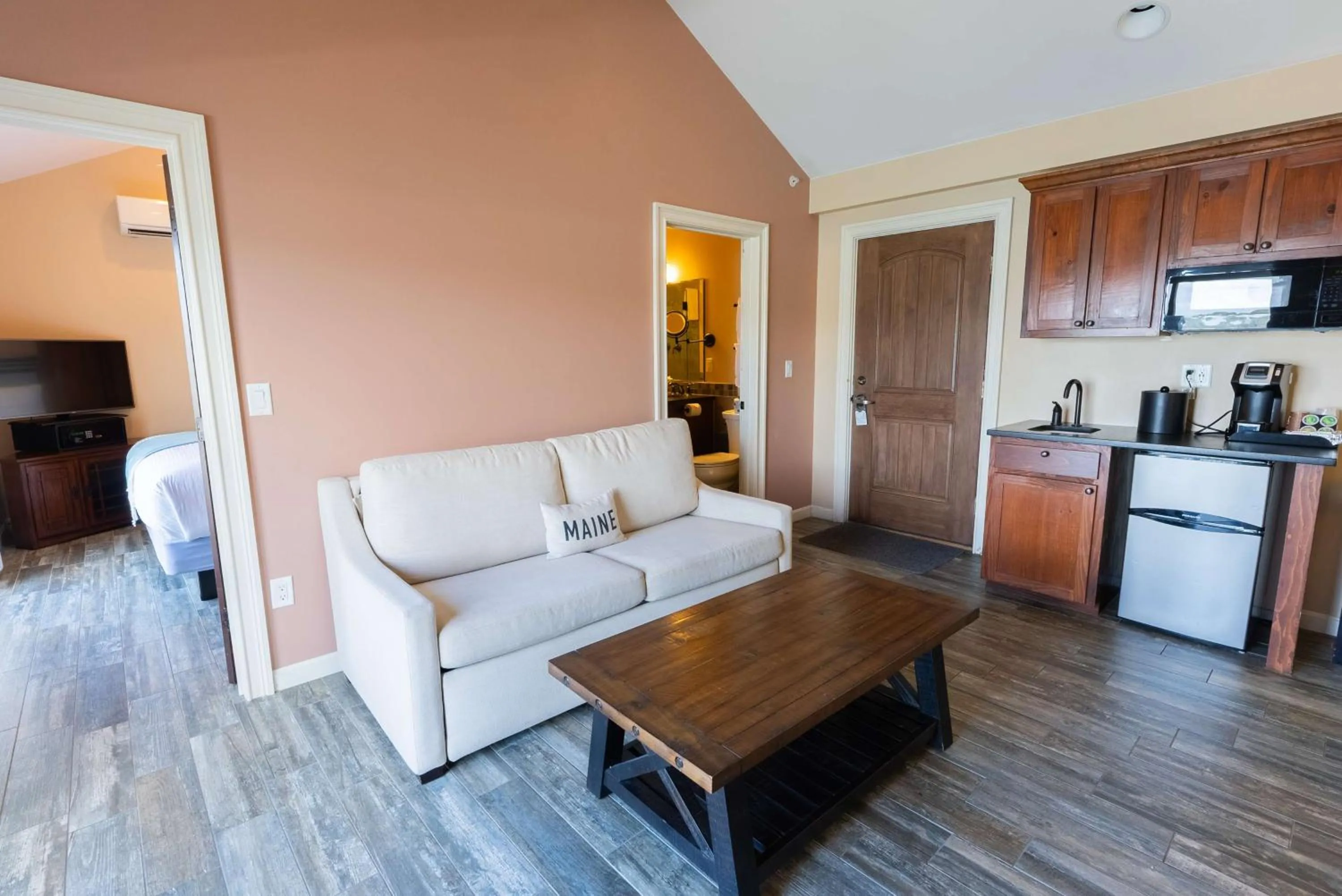 Photo of the whole room in Norseman Resort on the Beach