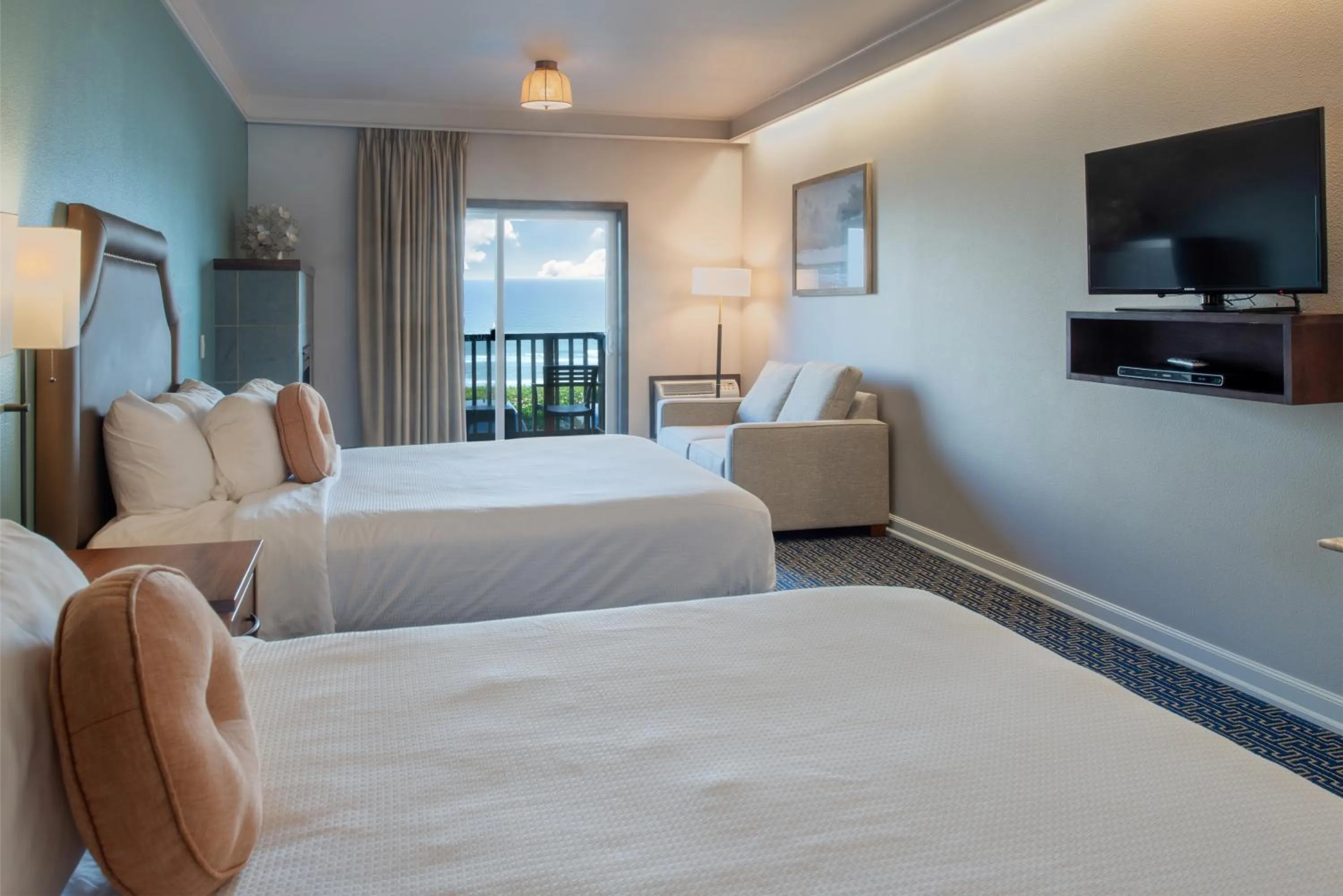 Bed in Inn at Nye Beach