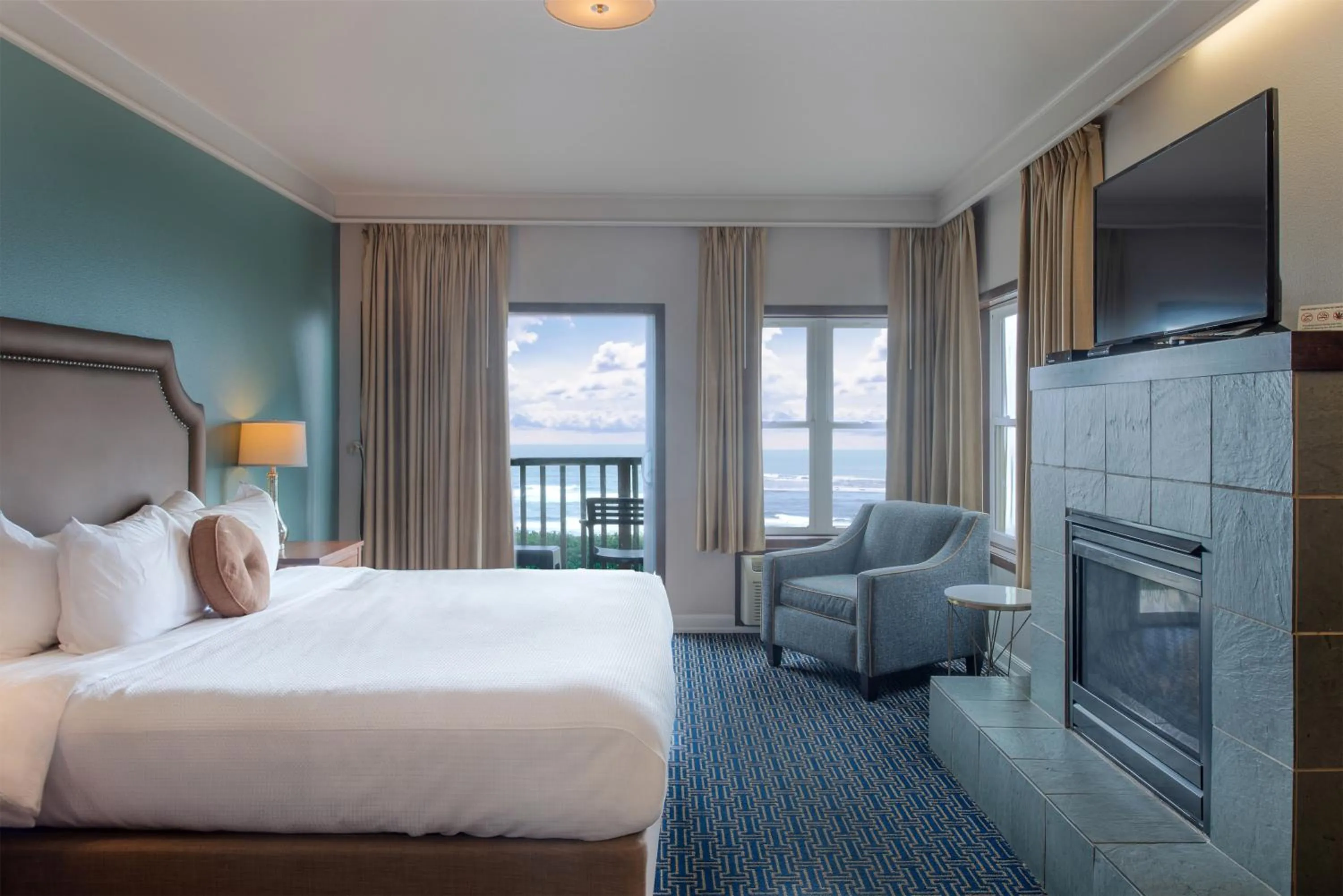 Bed in Inn at Nye Beach