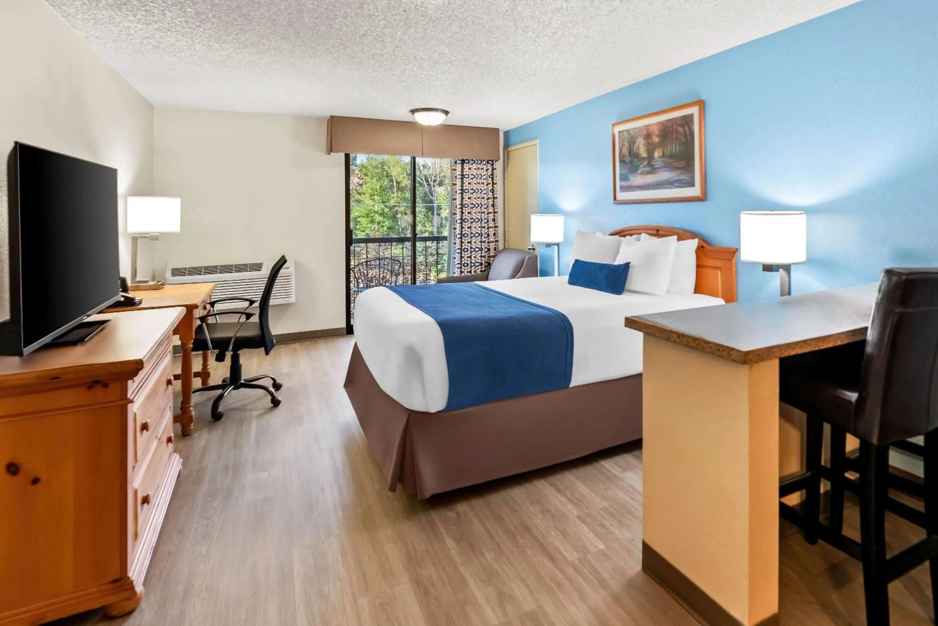 Photo of the whole room, Bed in Baymont by Wyndham Yakima Riverfront