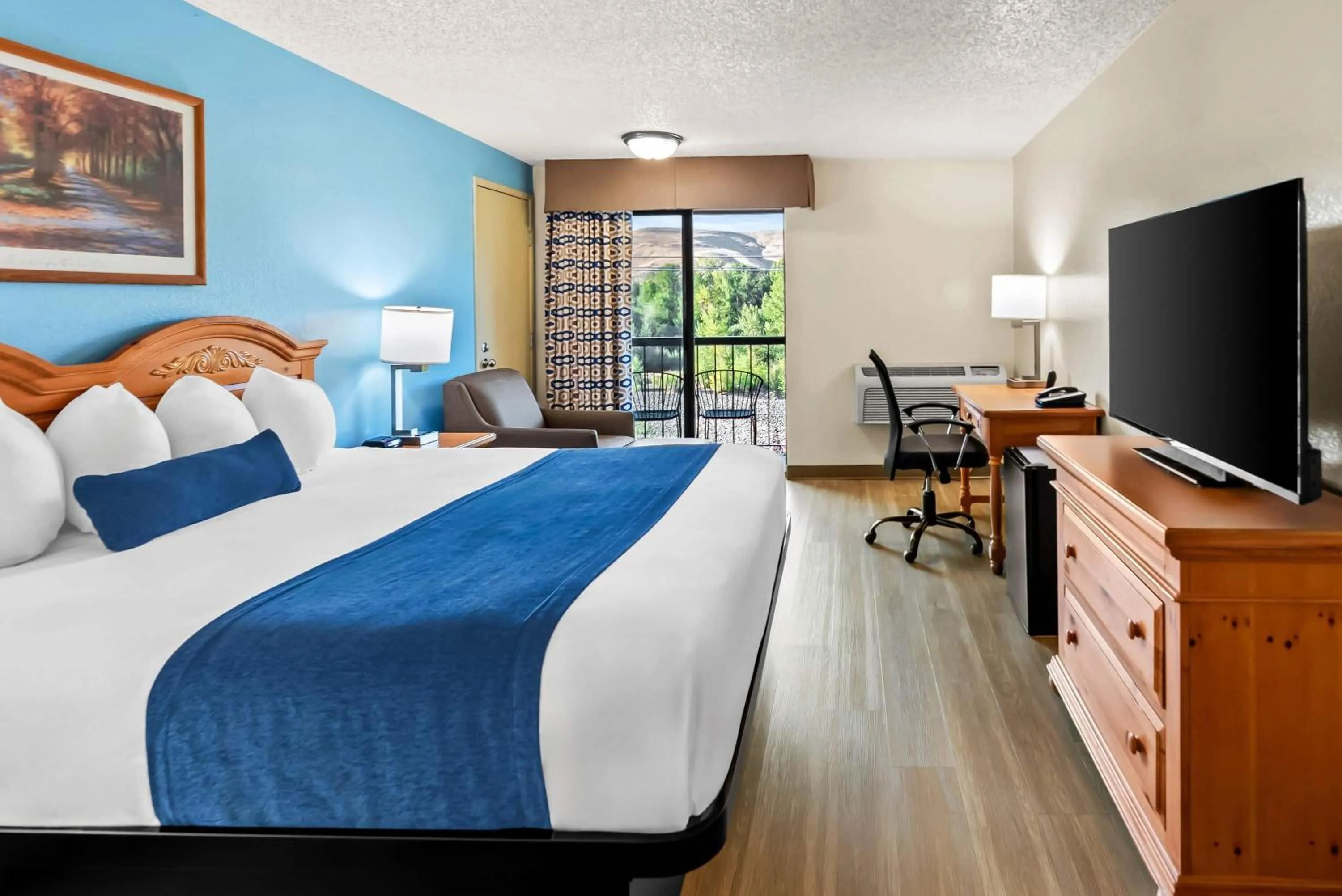 Photo of the whole room, Bed in Baymont by Wyndham Yakima Riverfront