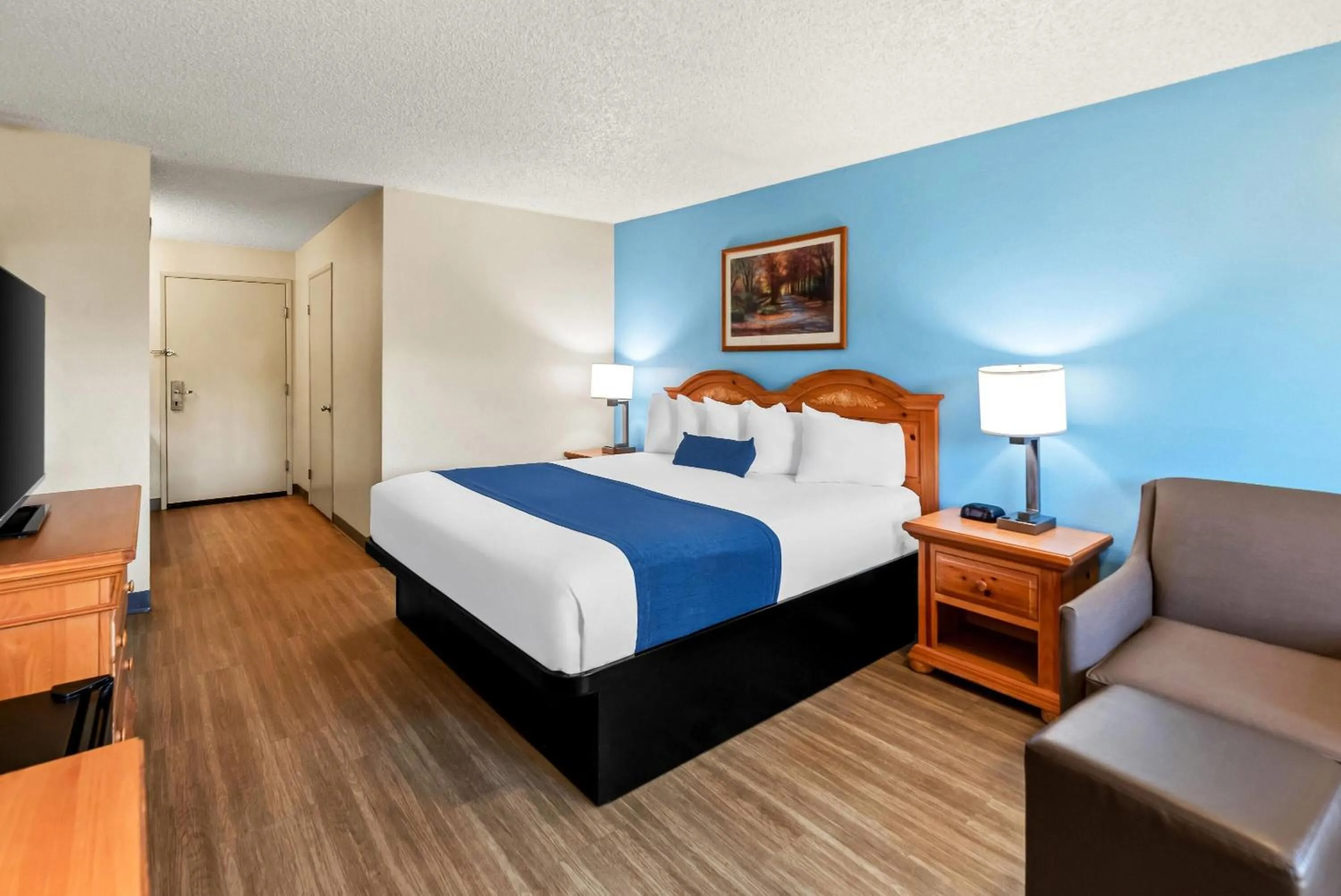 Photo of the whole room, Bed in Baymont by Wyndham Yakima Riverfront