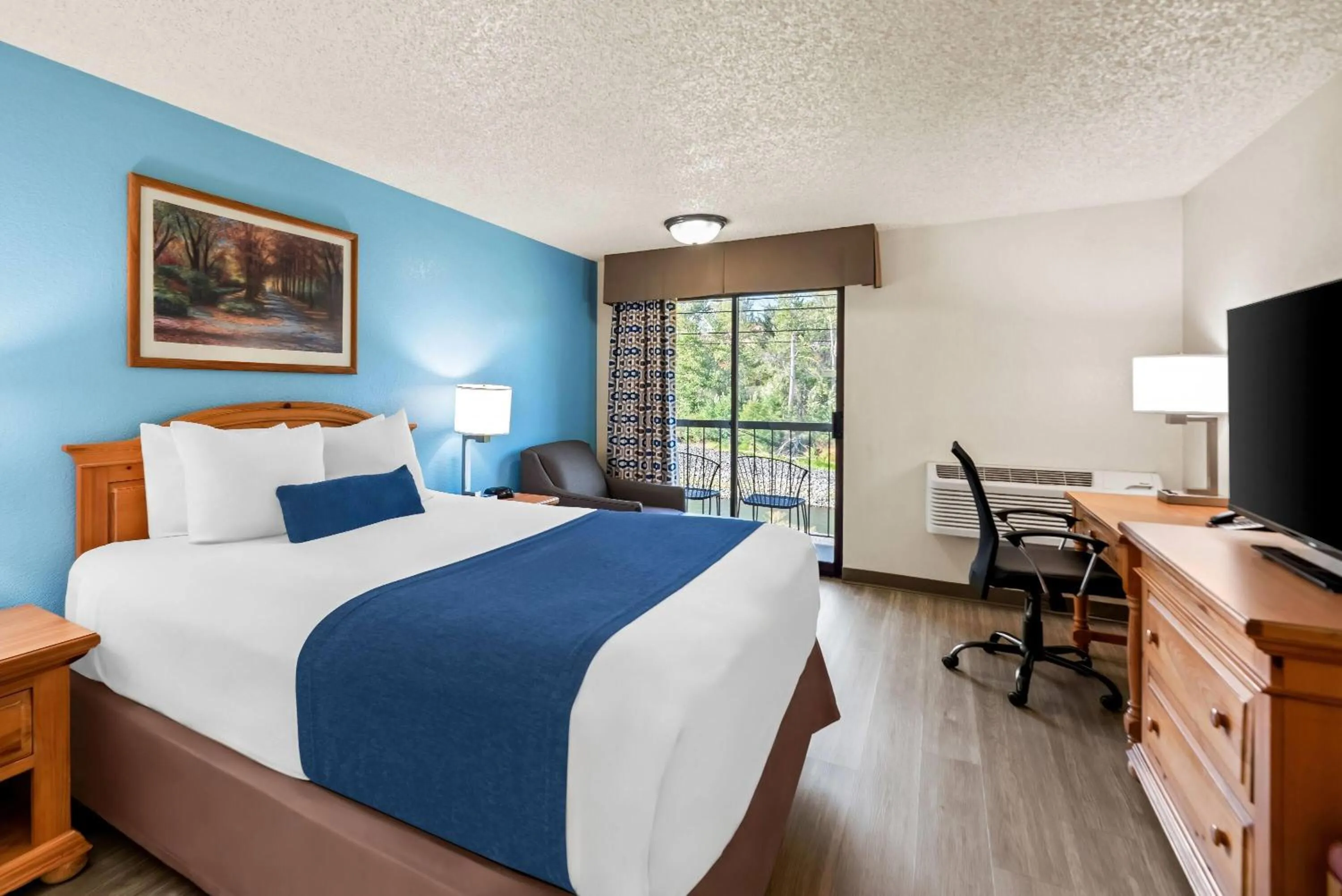 Photo of the whole room, Bed in Baymont by Wyndham Yakima Riverfront