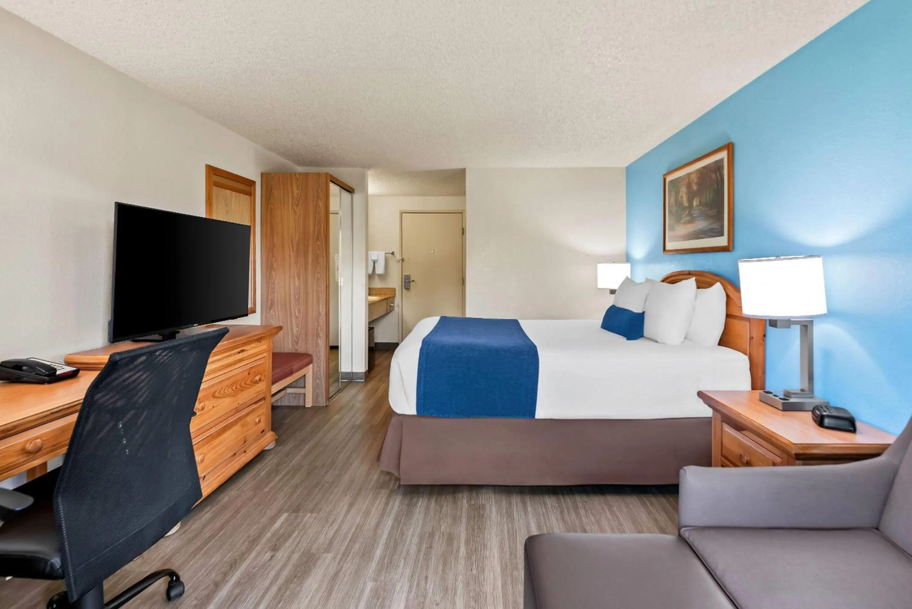 Photo of the whole room, Bed in Baymont by Wyndham Yakima Riverfront
