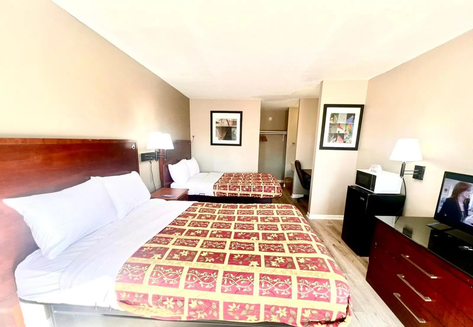 Bed in Rodeway Inn Jackson Northwest