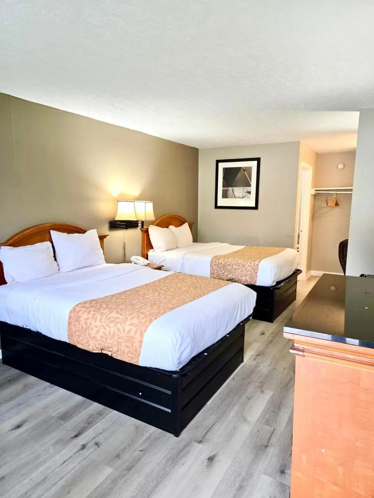 Bed in Rodeway Inn Jackson Northwest