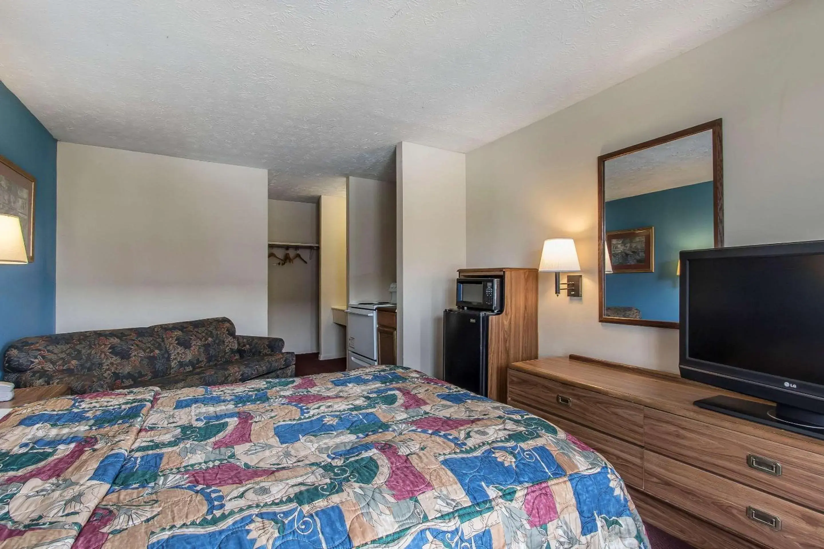 Photo of the whole room, Bed in Rodeway Inn Jackson Photo of the whole room, Bed in Rodeway Inn Jackson