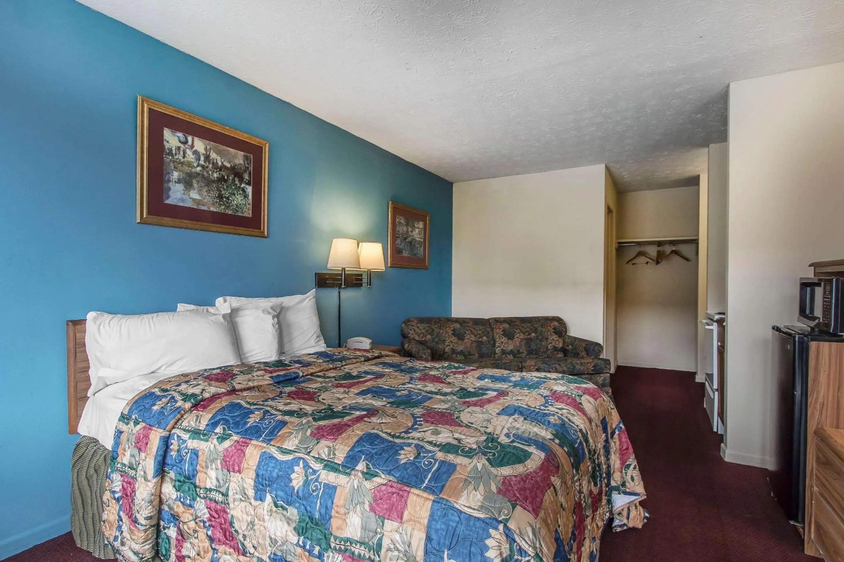 Photo of the whole room, Bed in Rodeway Inn Jackson Northwest
