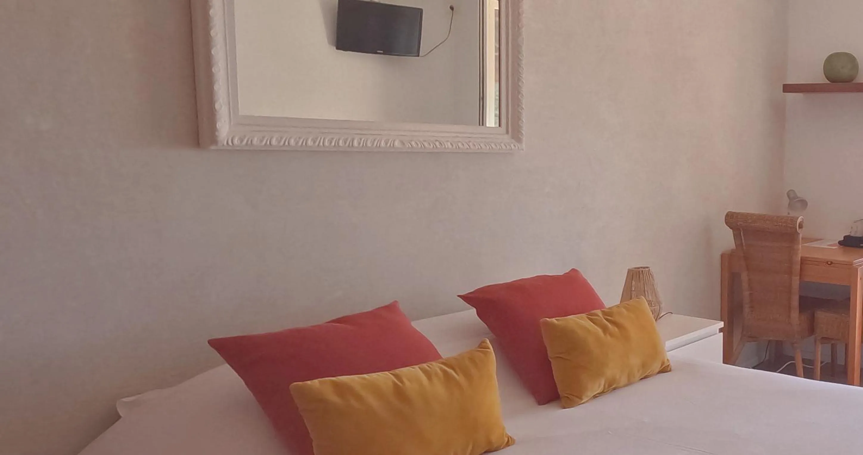 Photo of the whole room, Bed in Azur Hotel