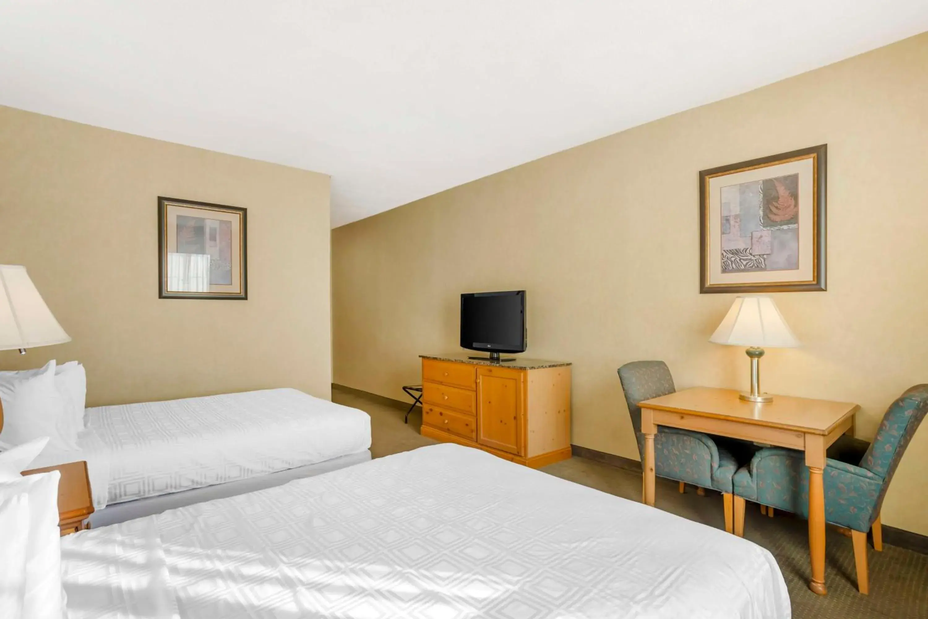 Bedroom, Bed in Best Western PLUS Revere Inn & Suites Bedroom, Bed in Best Western PLUS Revere Inn & Suites