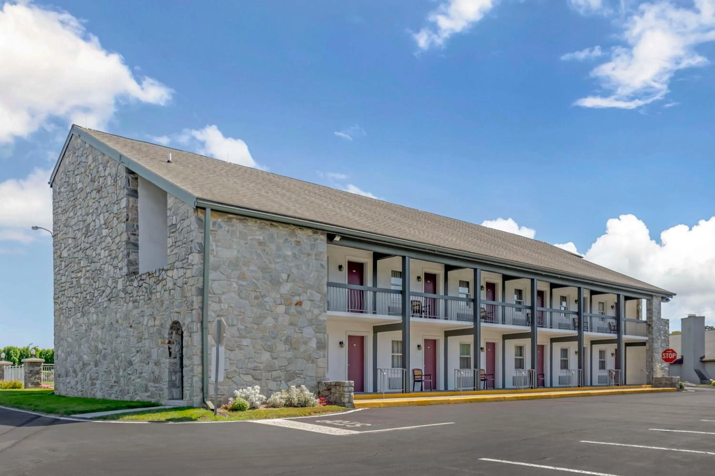 Property building in Best Western PLUS Revere Inn & Suites