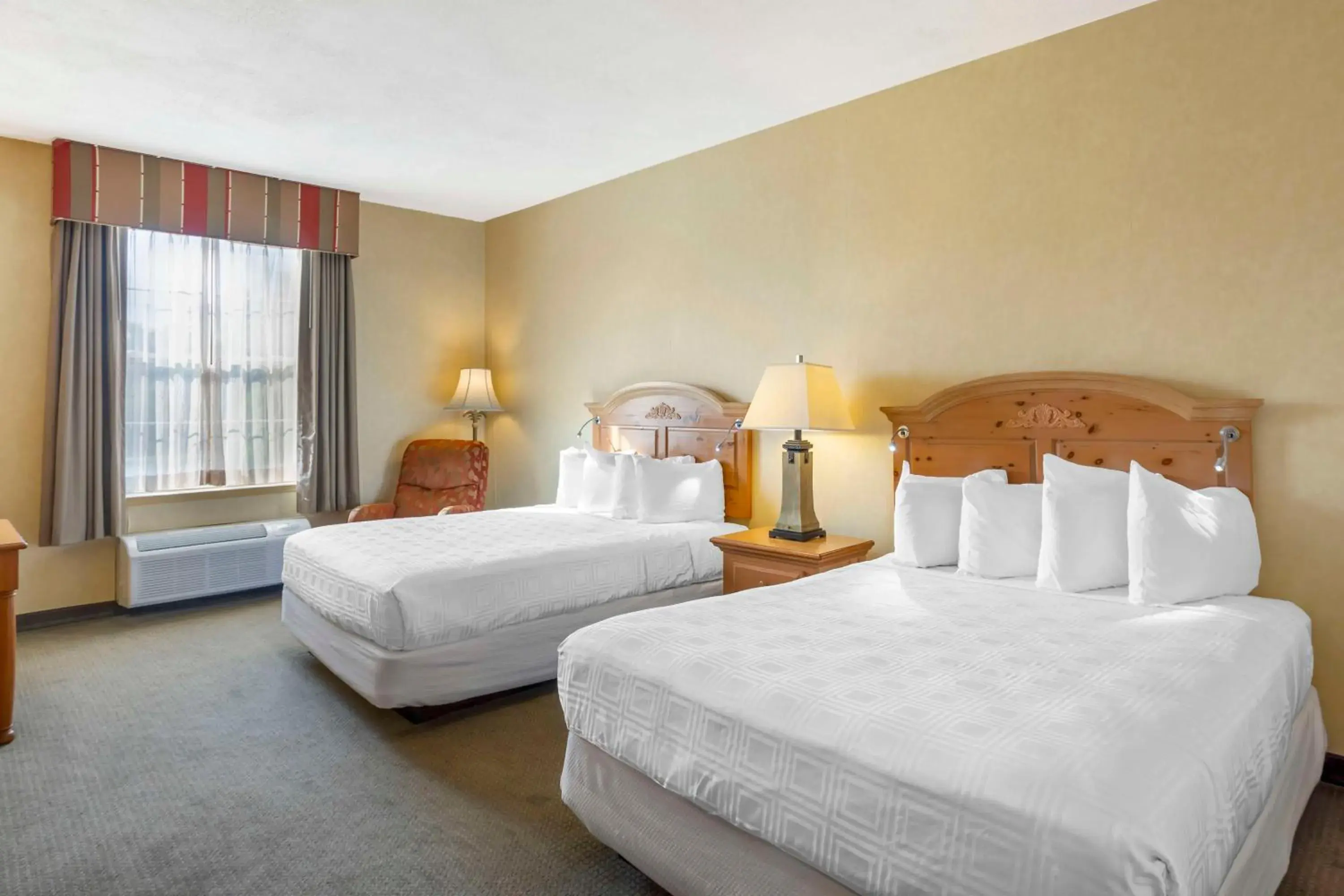 Bedroom, Bed in Best Western PLUS Revere Inn & Suites Bedroom, Bed in Best Western PLUS Revere Inn & Suites