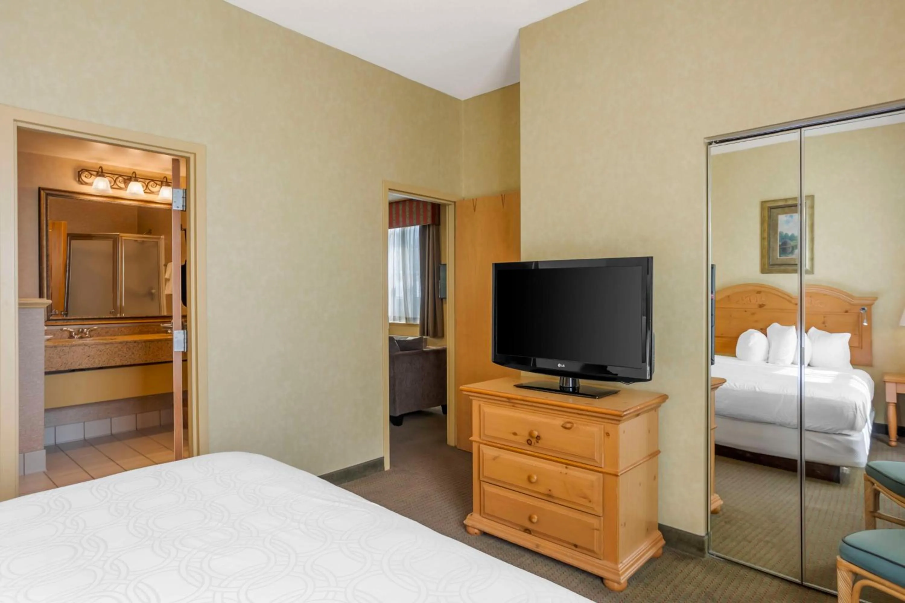 Photo of the whole room, Bed in Best Western PLUS Revere Inn & Suites