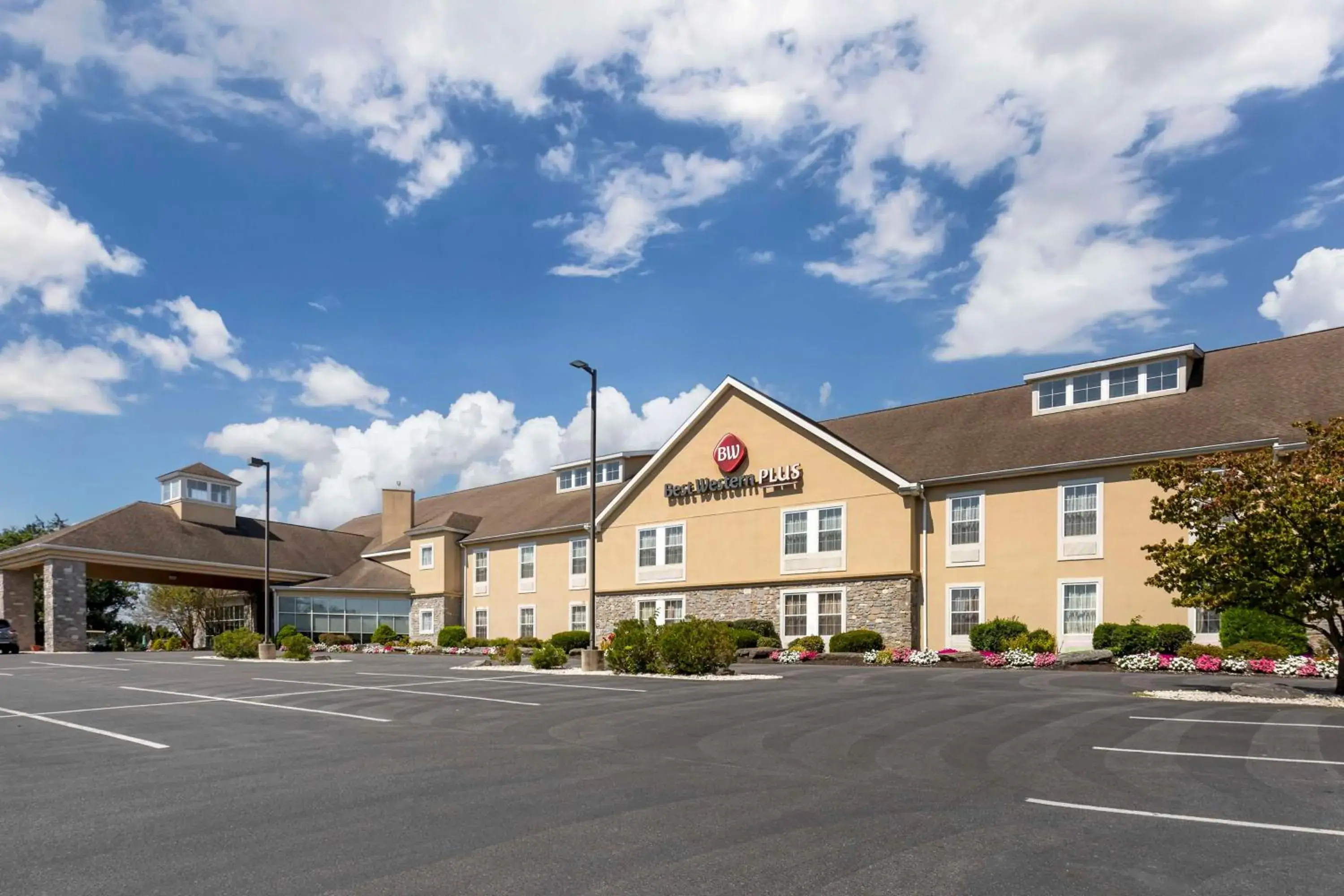 Property building in Best Western PLUS Revere Inn & Suites Property building in Best Western PLUS Revere Inn & Suites