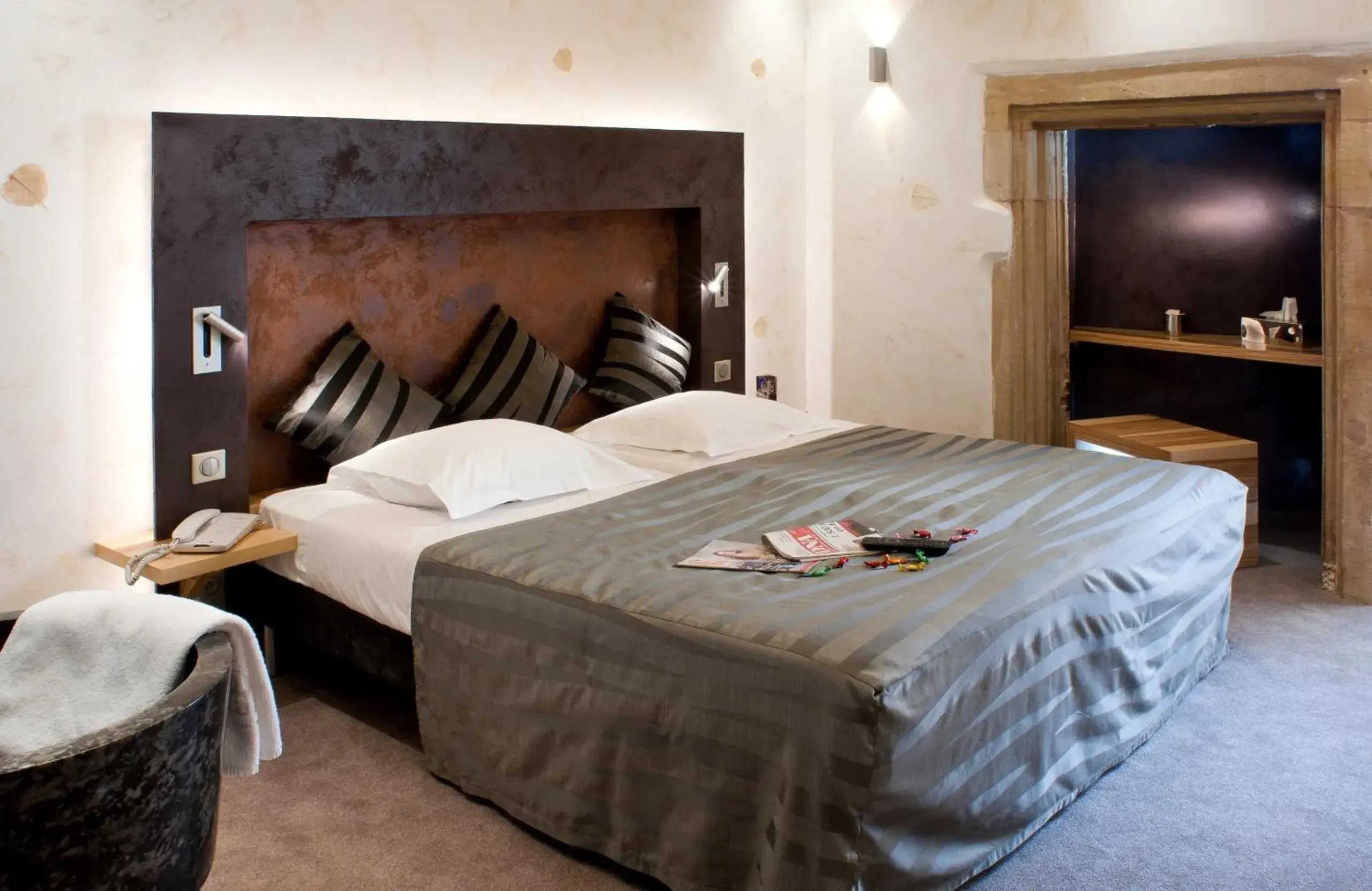 Photo of the whole room, Bed in Hotel Saint-Martin Photo of the whole room, Bed in Hotel Saint-Martin