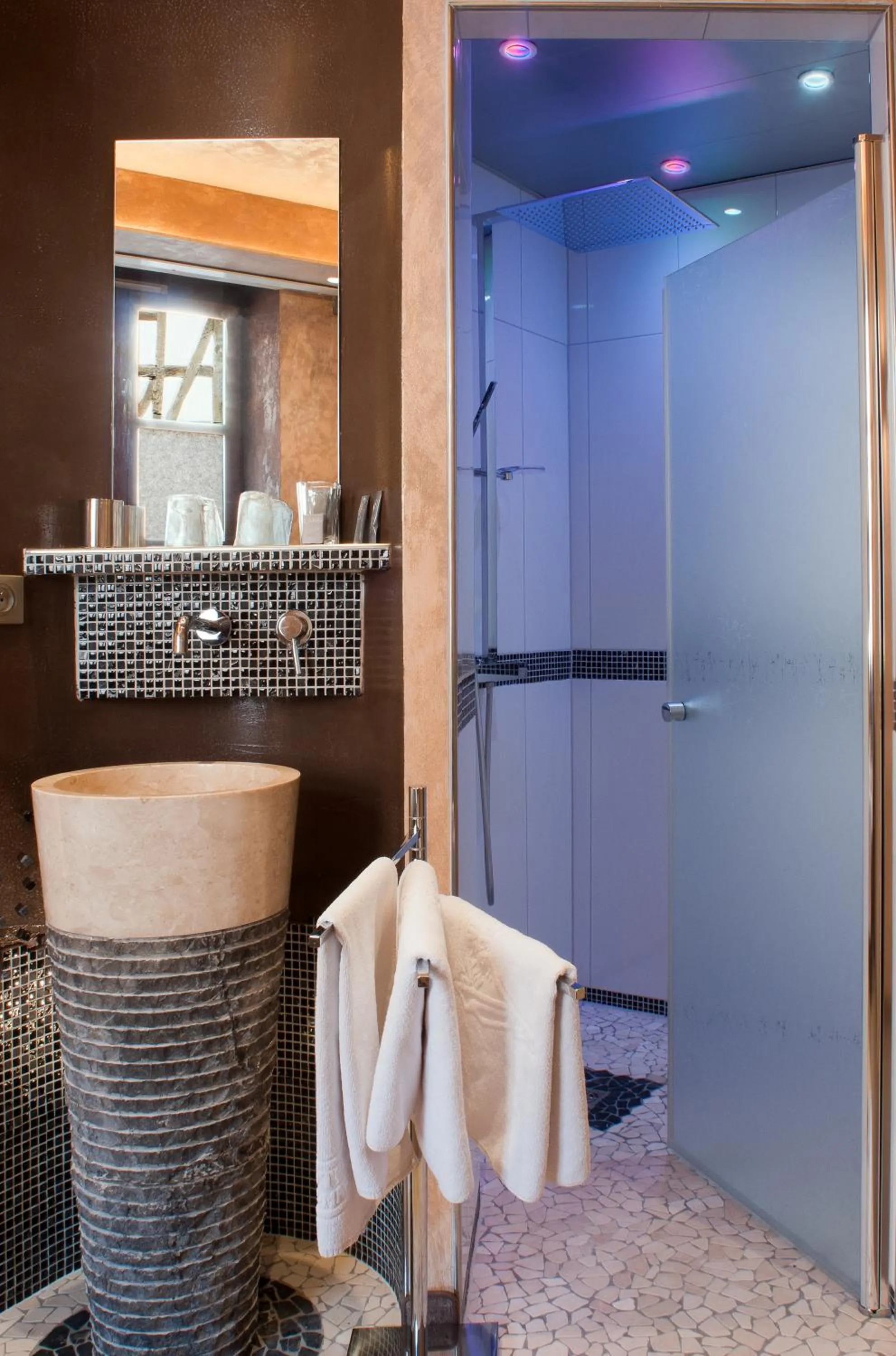 Shower in Hotel Saint-Martin