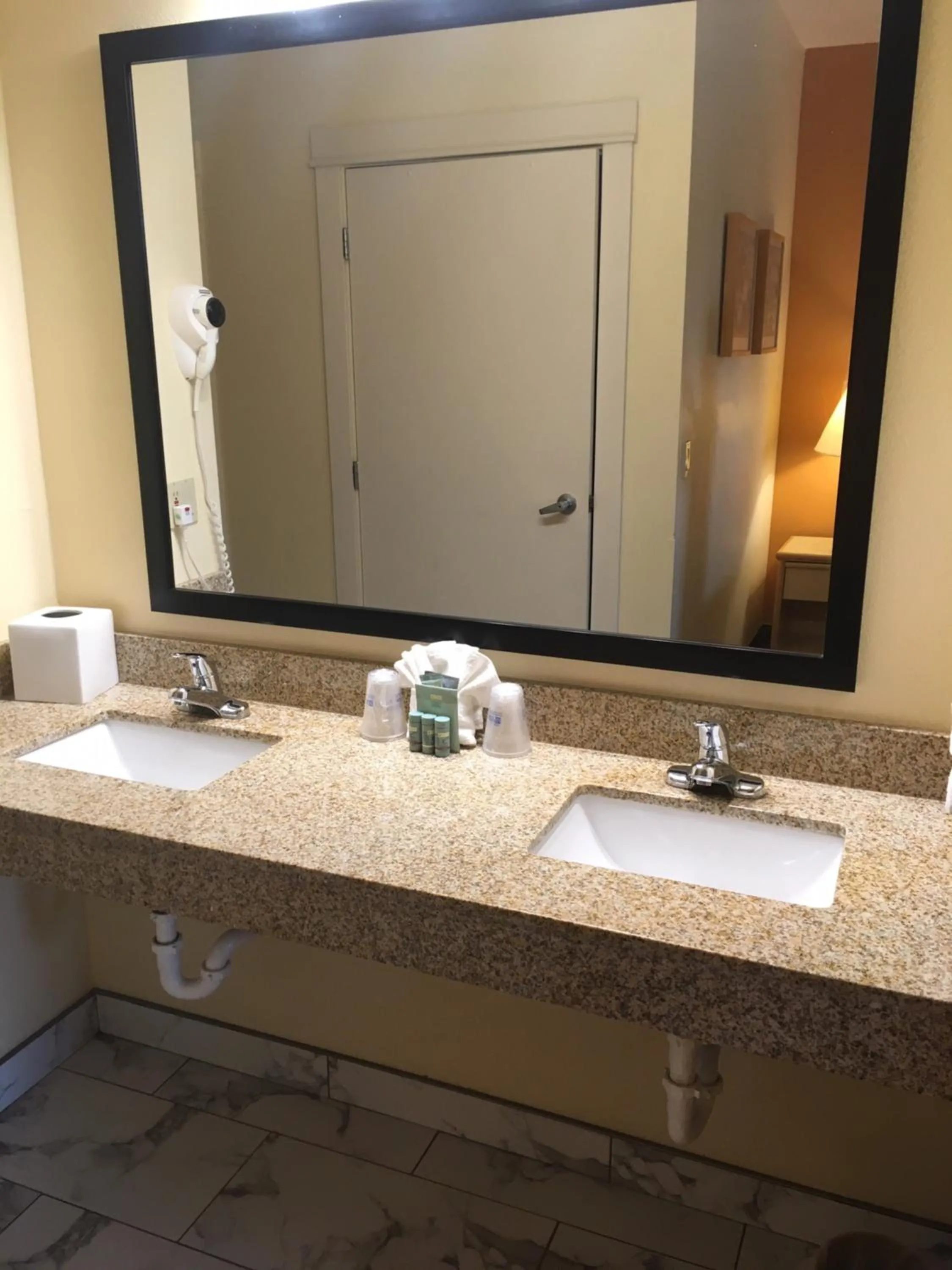 Bathroom in Lighthouse Suites Inn