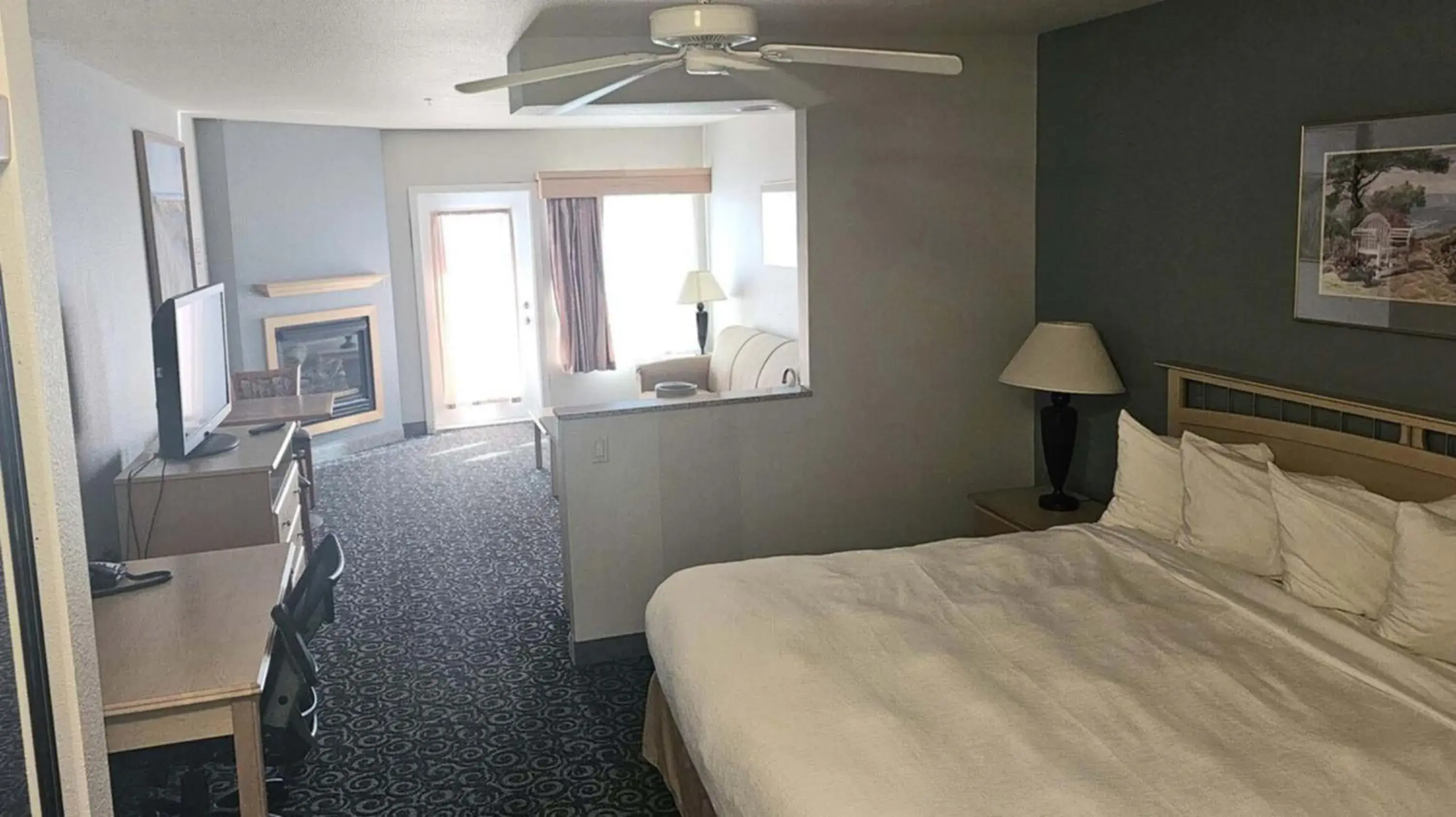 King Room with Partial Ocean View in Lighthouse Suites Inn King Room with Partial Ocean View in Lighthouse Suites Inn