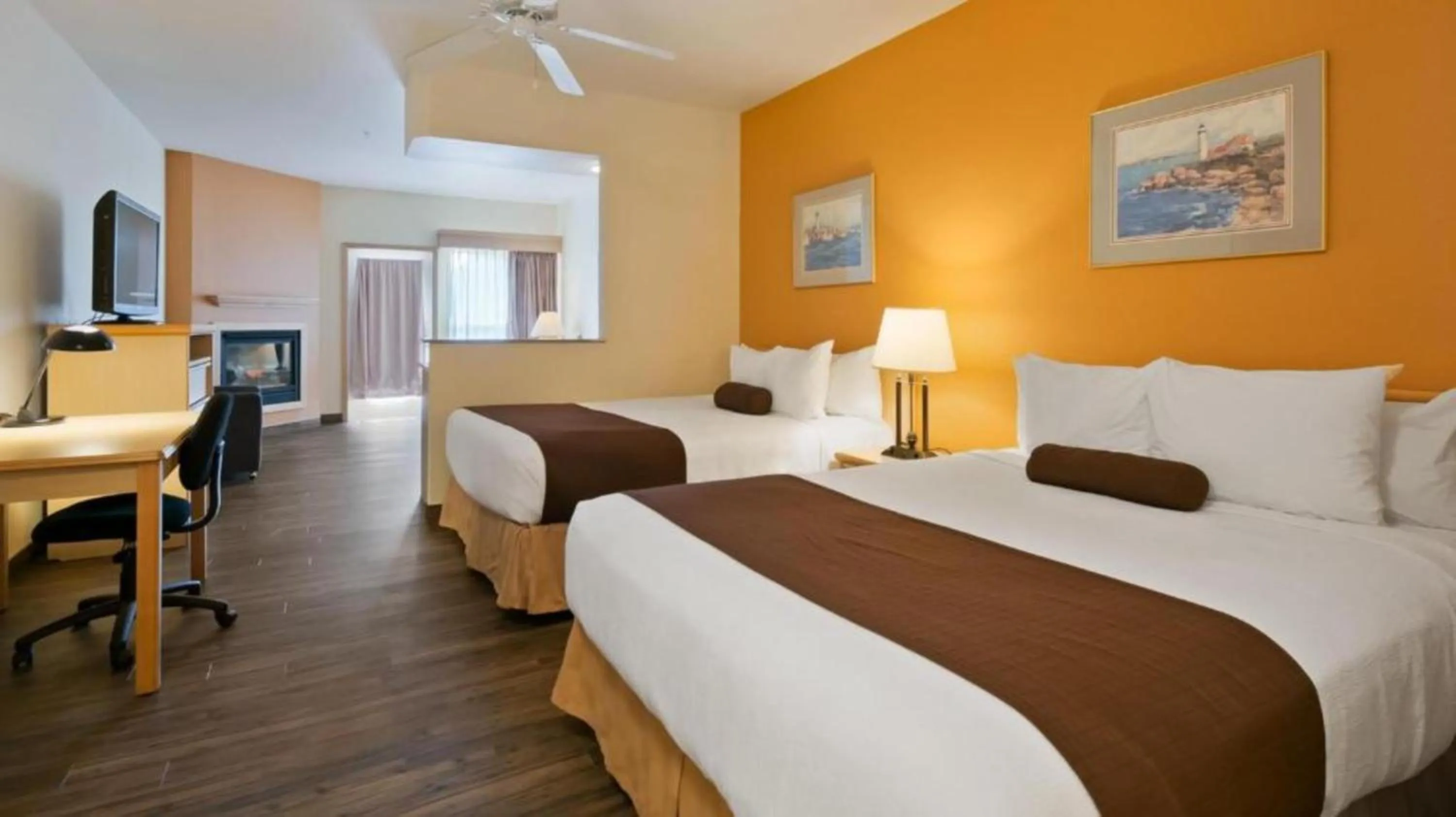 Bed in Lighthouse Suites Inn