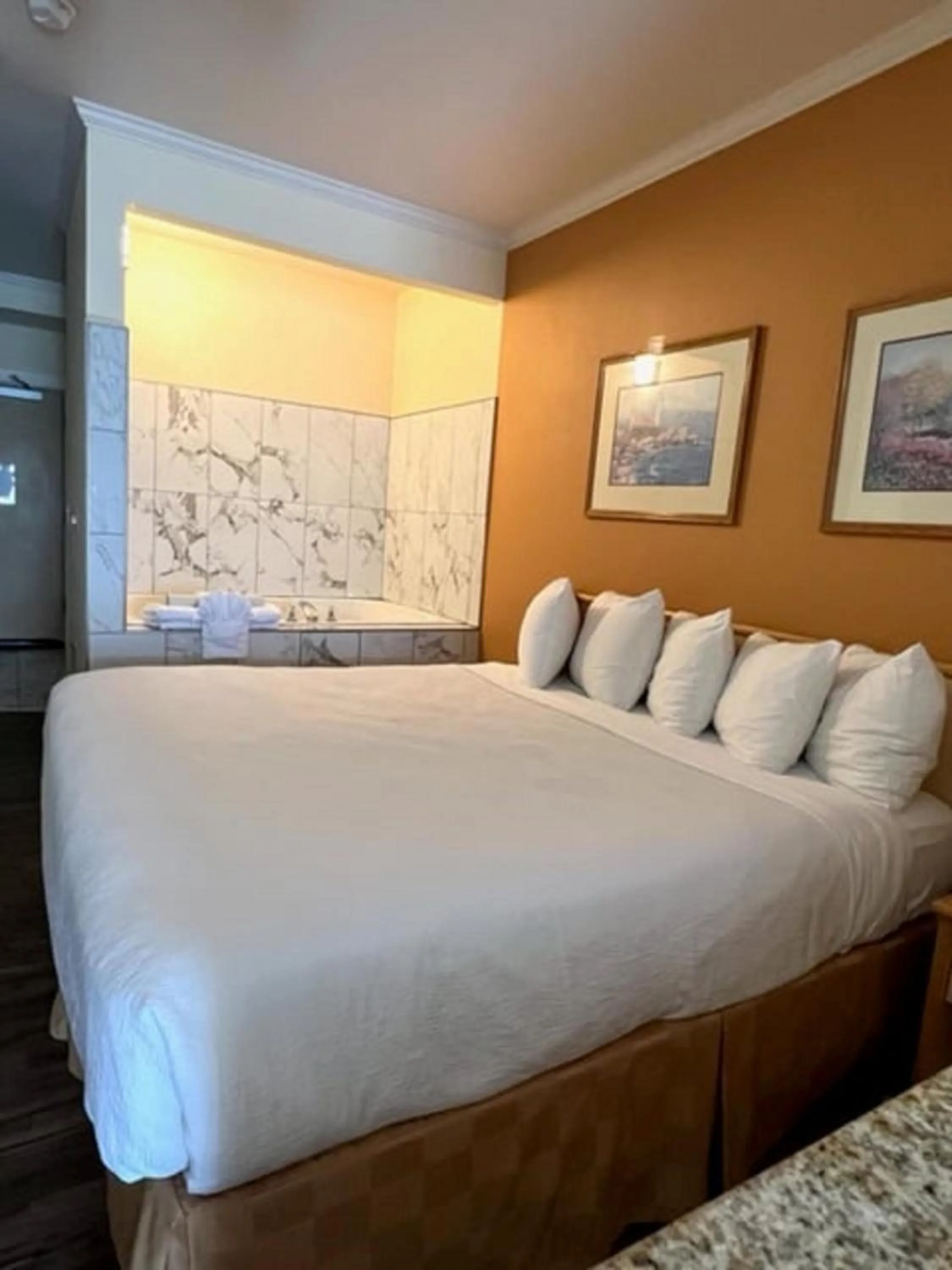 Bedroom, Bed in Lighthouse Suites Inn